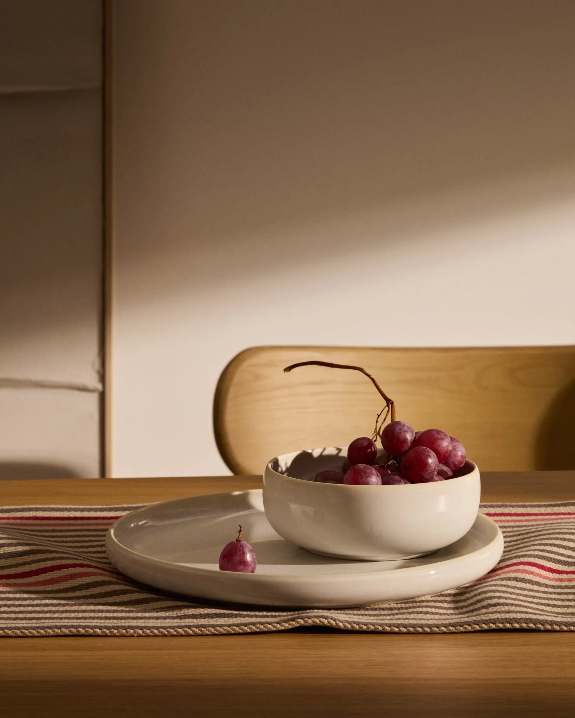 Elegante weiße Keramikschale von Kave Home, ideal für stilvolle Präsentationen und vielseitig einsetzbar, spülmaschinenfest.