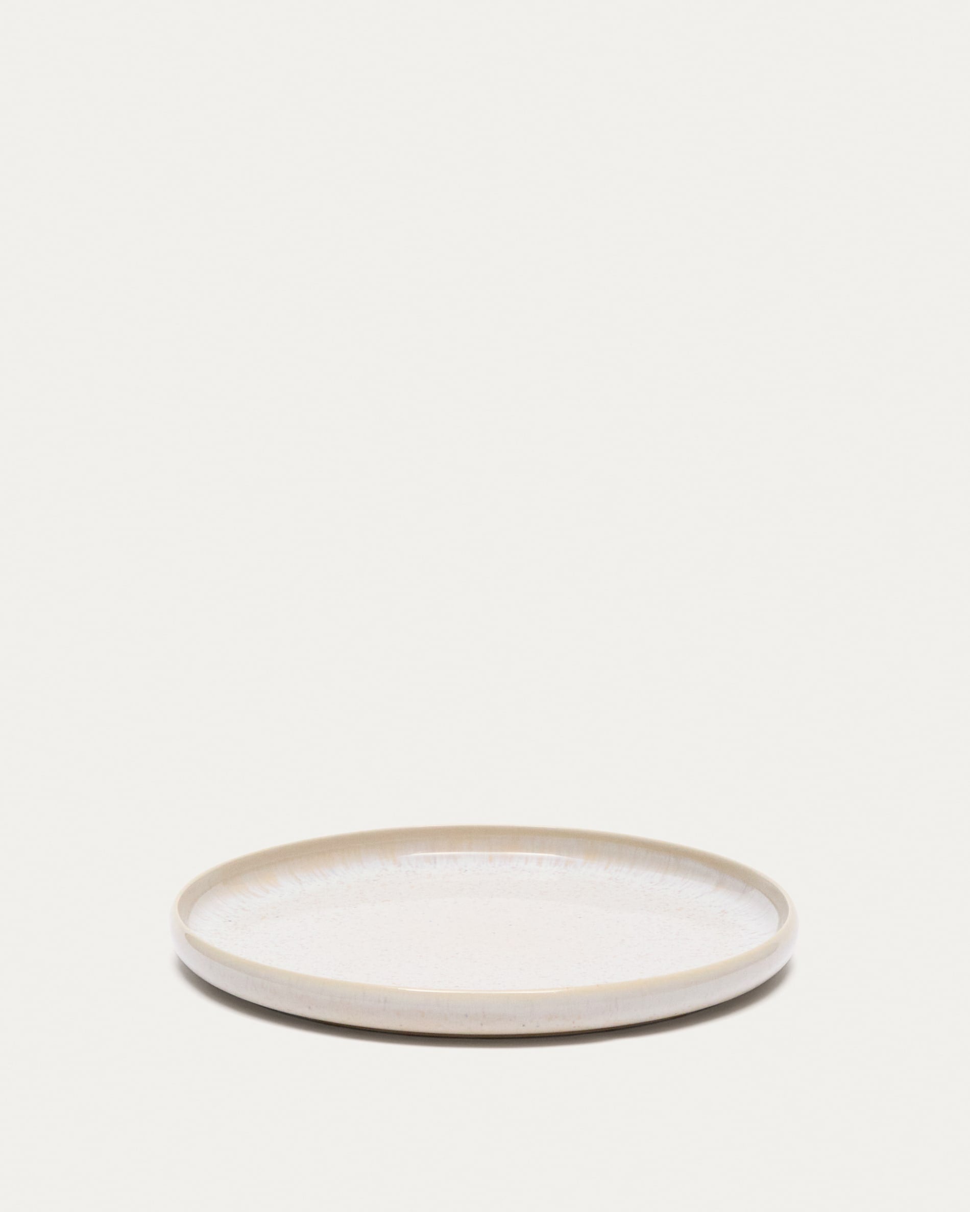 Eleganter, weisser Keramikteller von Kave Home: robust, stilvoll, spülmaschinenfest, ideal für jede Tischdekoration.