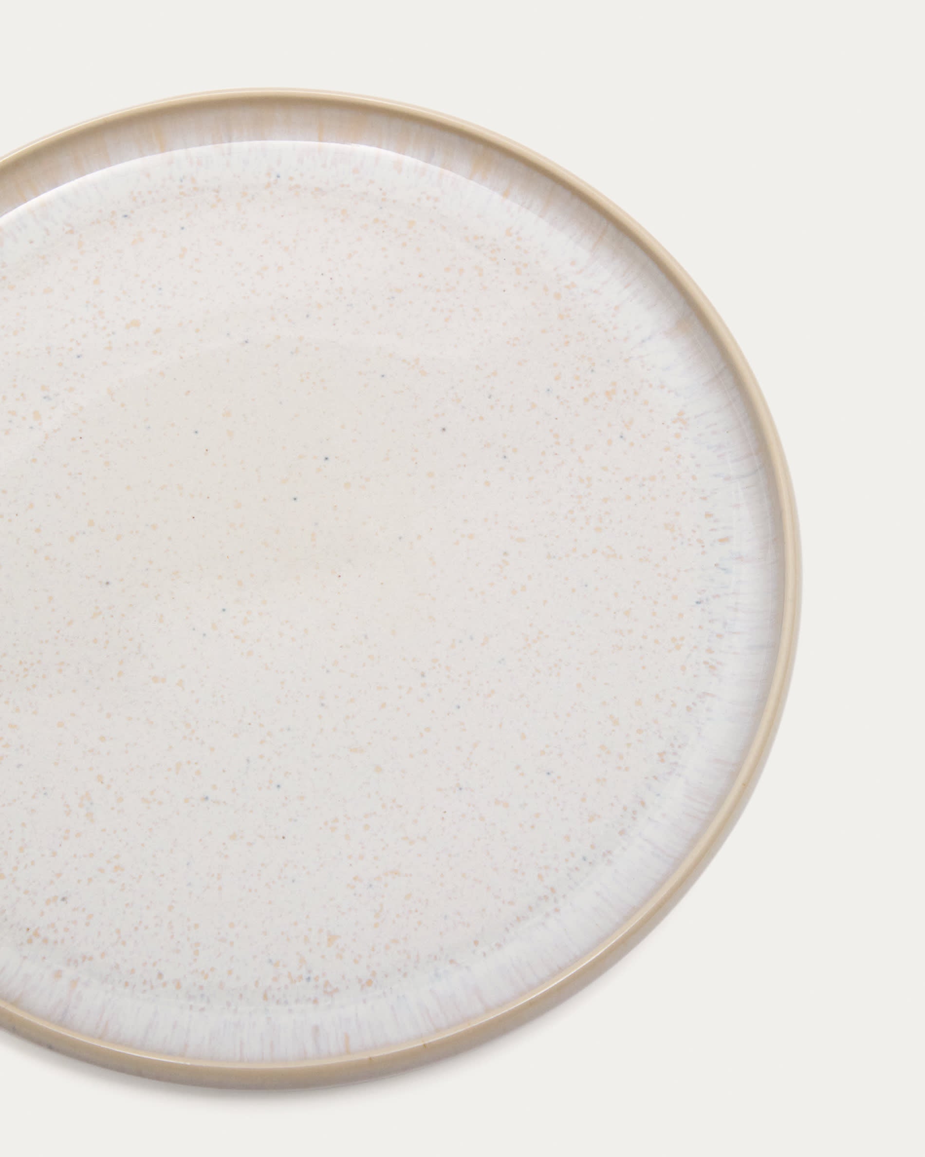 Hochwertiger, flacher Keramikteller in elegantem Weiss von Kave Home, perfekt für kreative Anrichtungen und jeden Anlass.