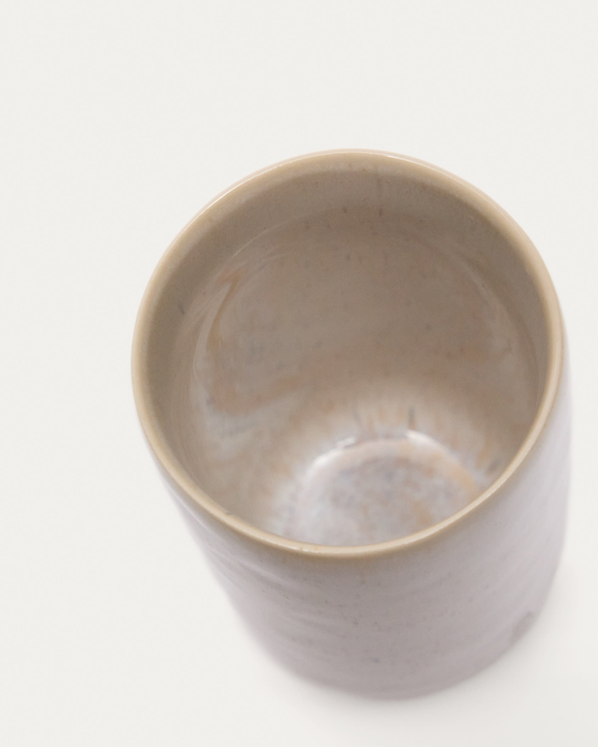 Stilvolle weiße Keramiktasse von Kave Home, ideal für Kaffee oder Tee. Modernes Design, perfekt für den Alltag.