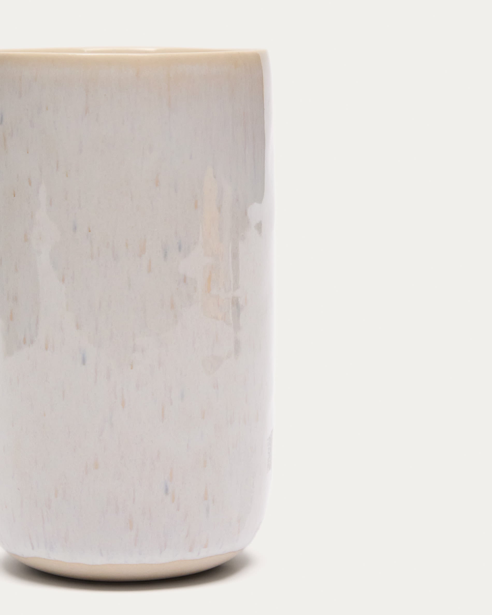 Elegante weiße Keramiktasse von Kave Home, ideal für Heißgetränke. Zeitloses Design, perfekt für den täglichen Gebrauch.