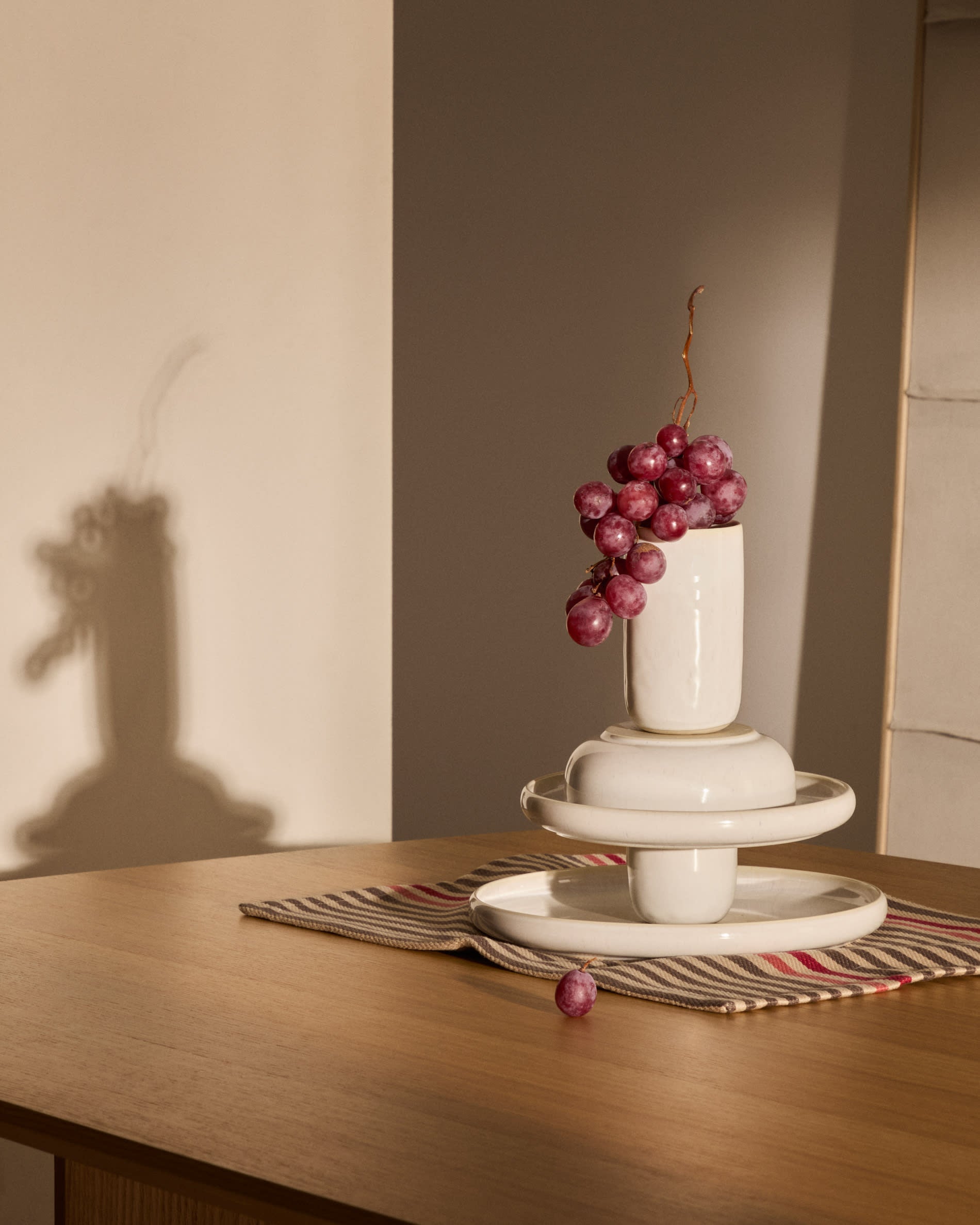 Elegante weiße Keramiktasse von Kave Home, ideal für Heißgetränke. Zeitloses Design, perfekt für den täglichen Gebrauch.