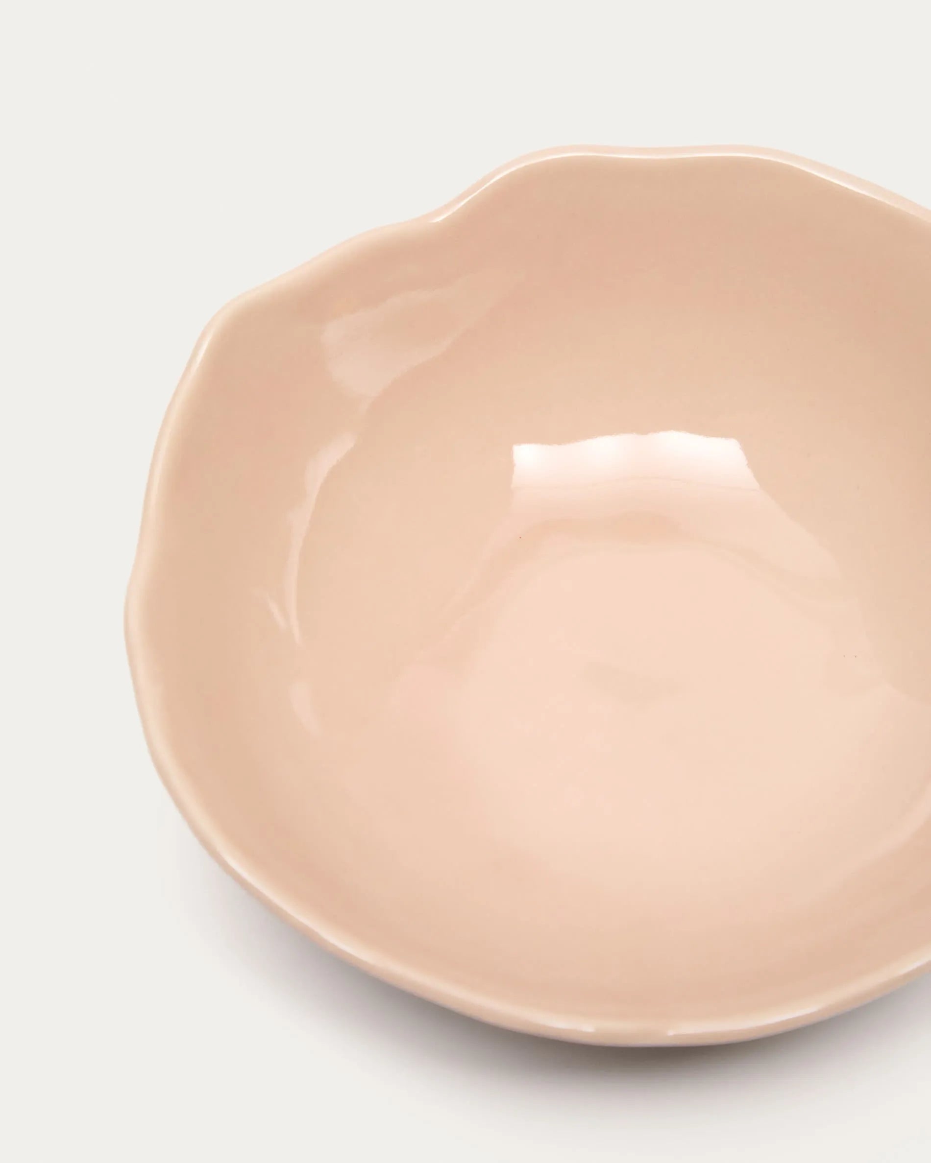 Elegante rosa Keramikschale von Kave Home, ideal für Salate und Desserts, spülmaschinen- und mikrowellengeeignet.