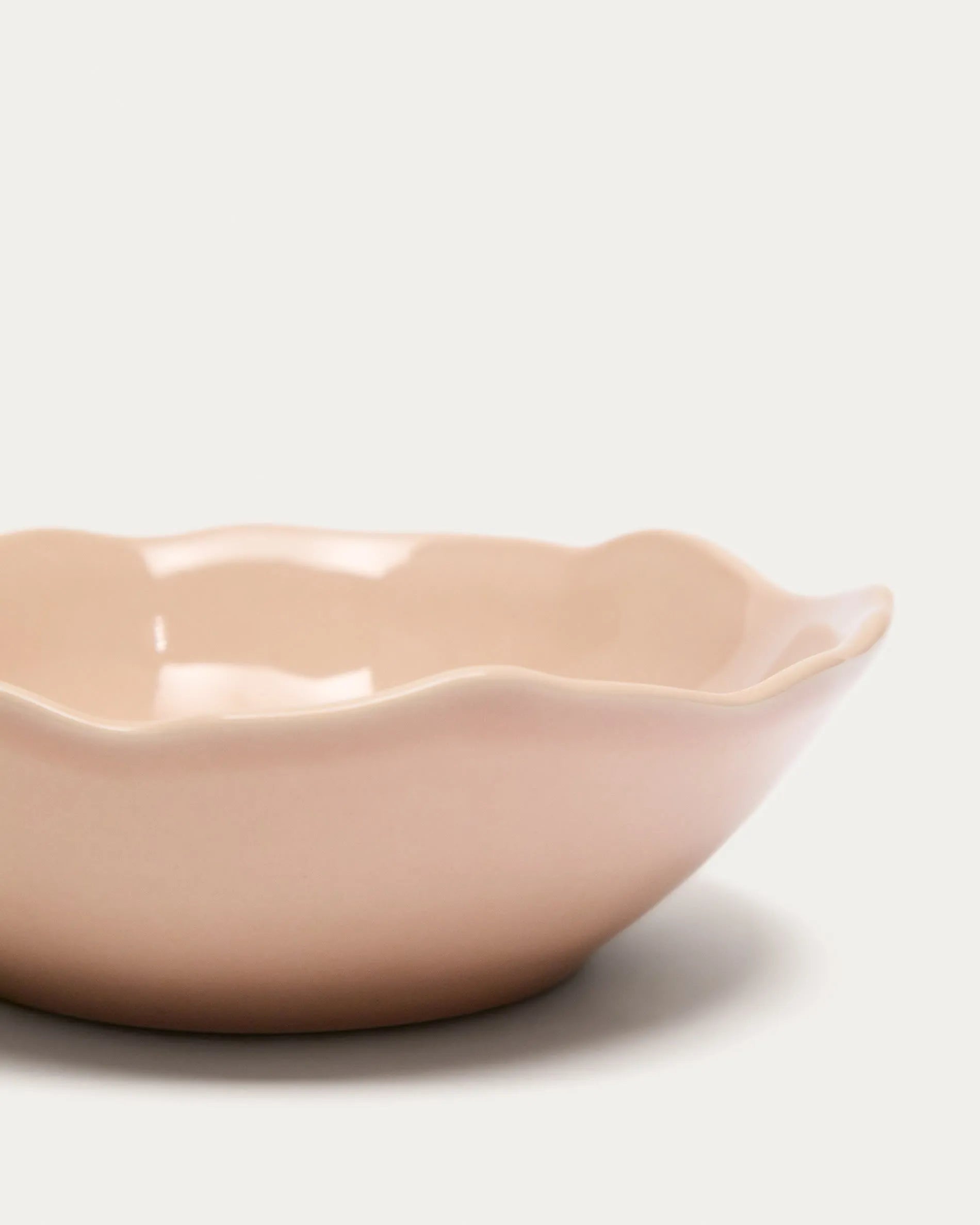 Elegante rosa Keramikschale von Kave Home, ideal für Salate und Desserts, spülmaschinen- und mikrowellengeeignet.