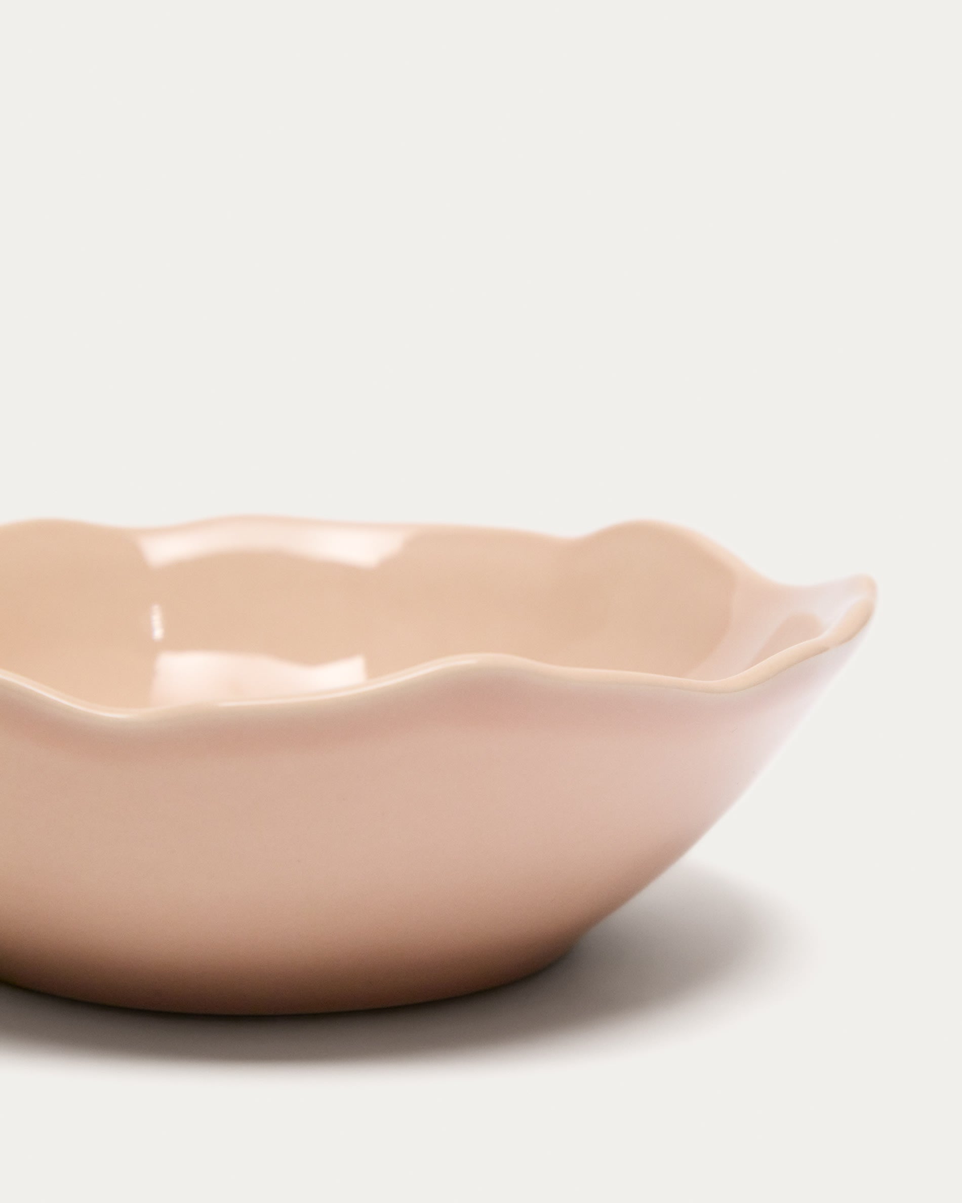 Die Tiraya Keramikschale in sanftem Rosa von Kave Home ist ein elegantes Highlight für jeden Tisch, perfekt für kreative Anlässe und alltägliche Genüsse.
