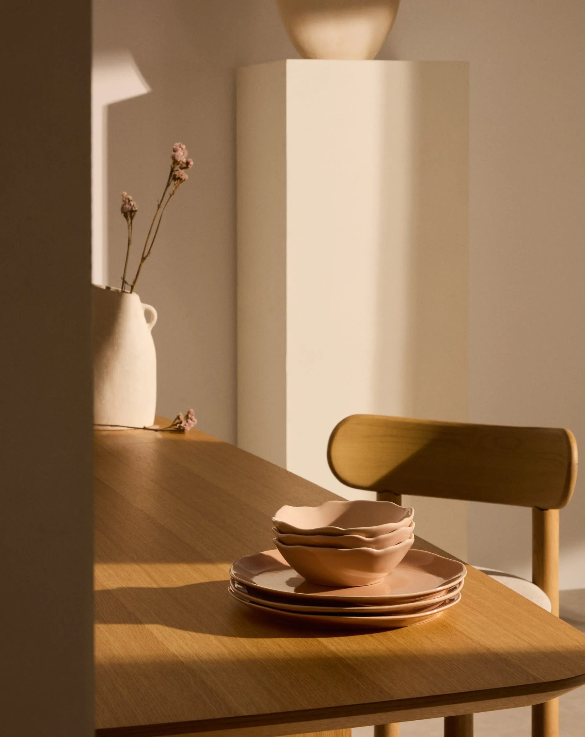 Elegante rosa Keramikschale von Kave Home, ideal für Salate und Desserts, spülmaschinen- und mikrowellengeeignet.