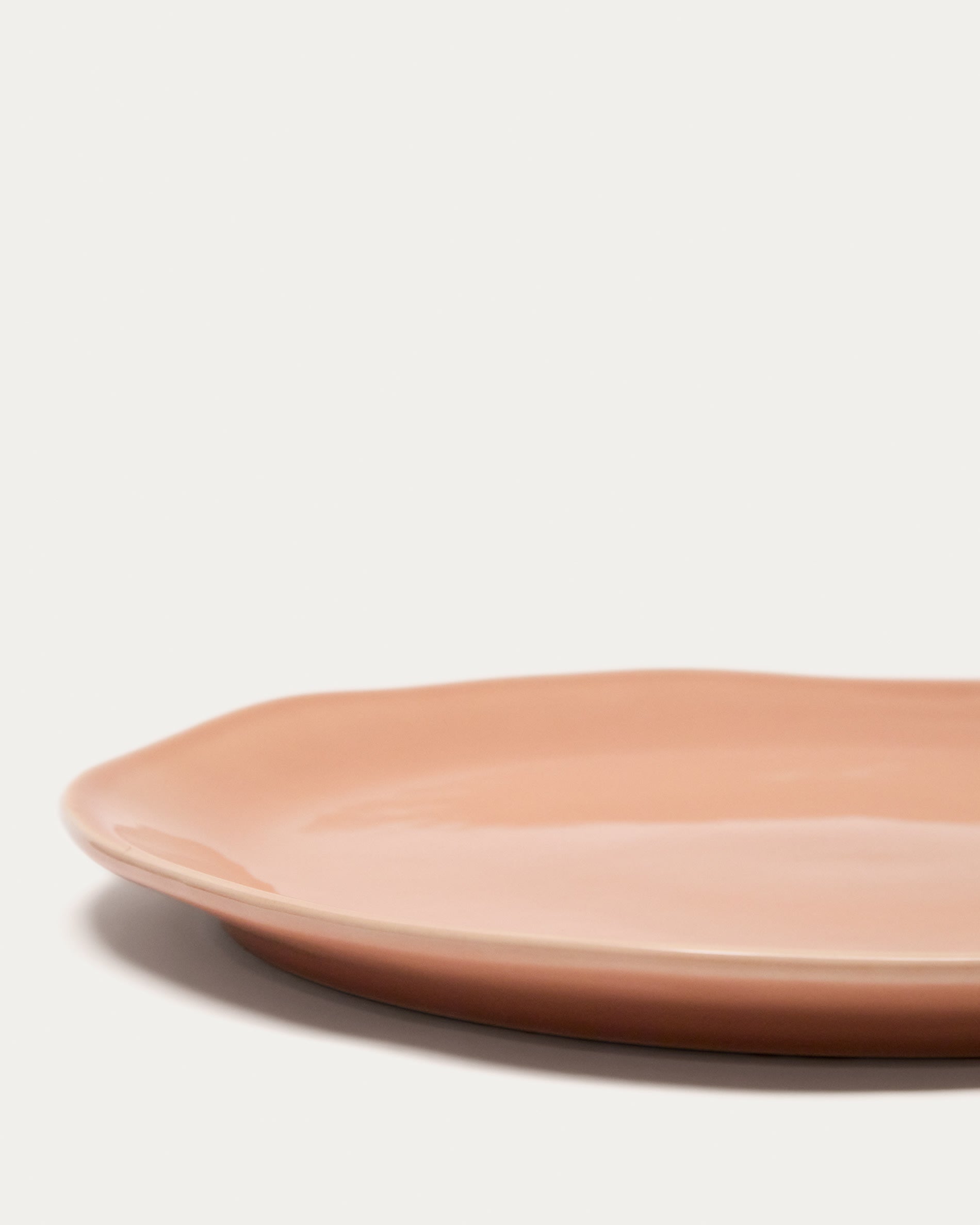 Eleganter rosa Keramikteller von Kave Home, ideal für stilvolle Tischdekoration und vielseitige Nutzung im modernen Zuhause.
