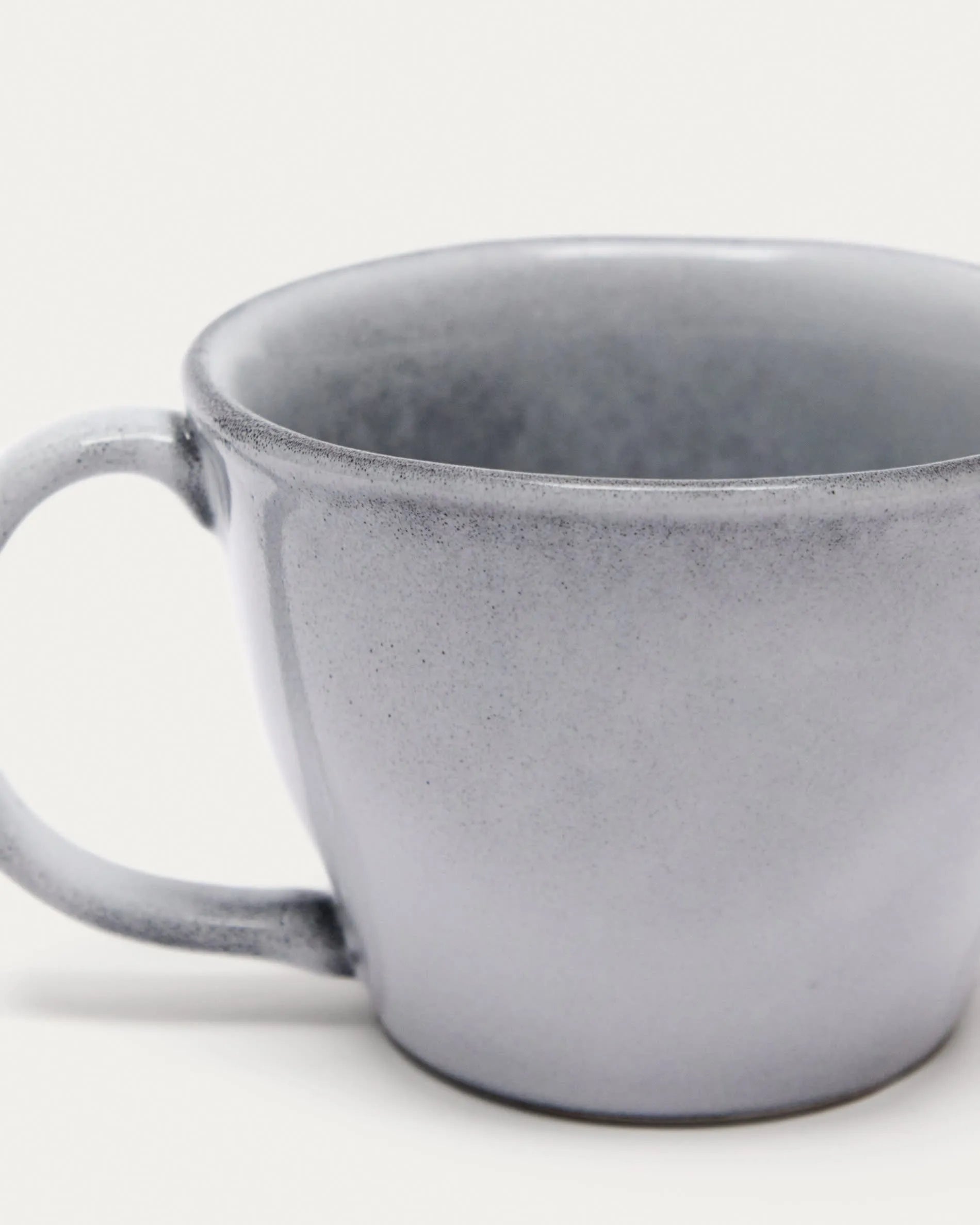 Elegante blaue Keramiktasse von Kave Home, ideal für Kaffee oder Tee, spülmaschinen- und mikrowellengeeignet.