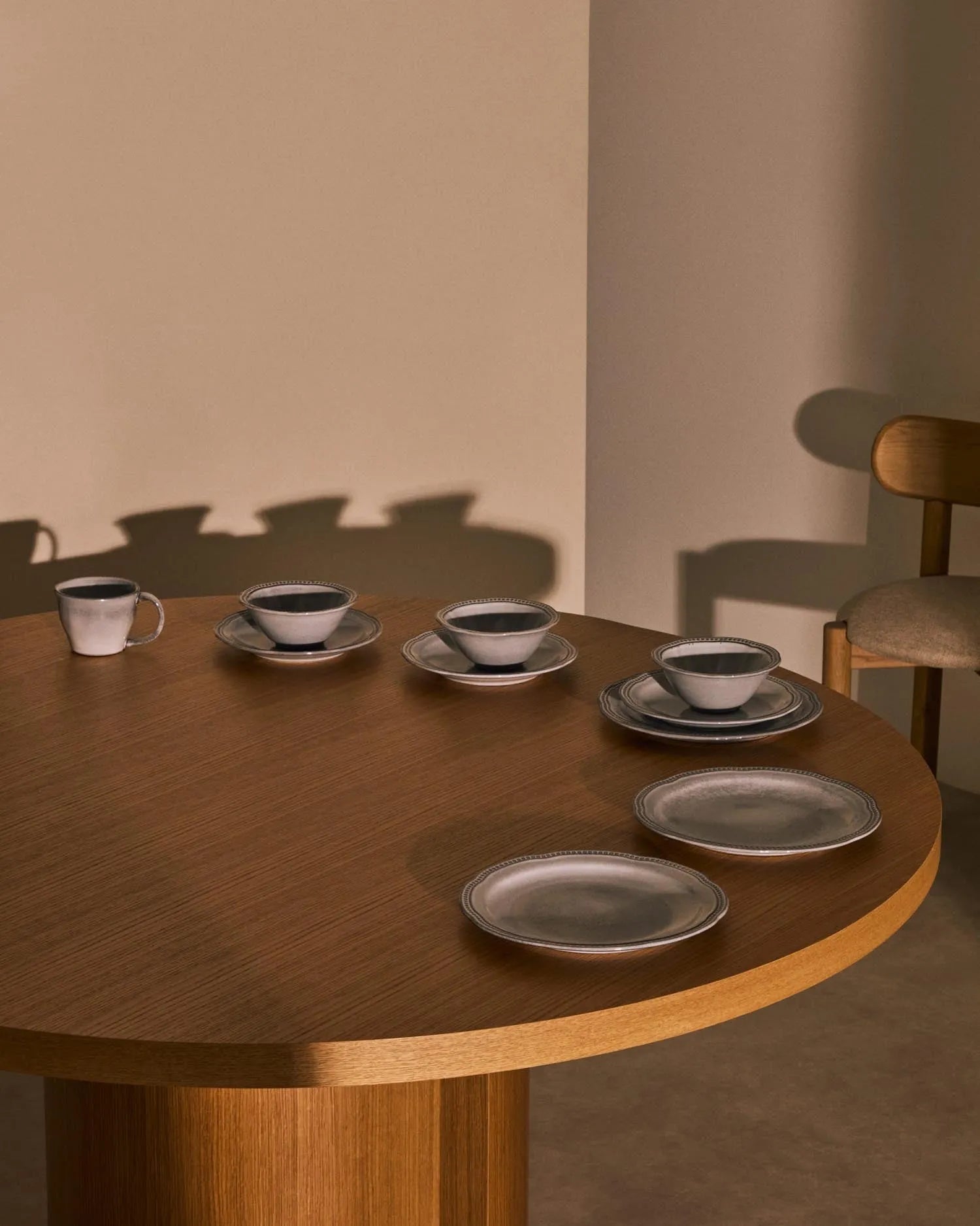 Elegante blaue Keramiktasse von Kave Home, ideal für Kaffee oder Tee, spülmaschinen- und mikrowellengeeignet.