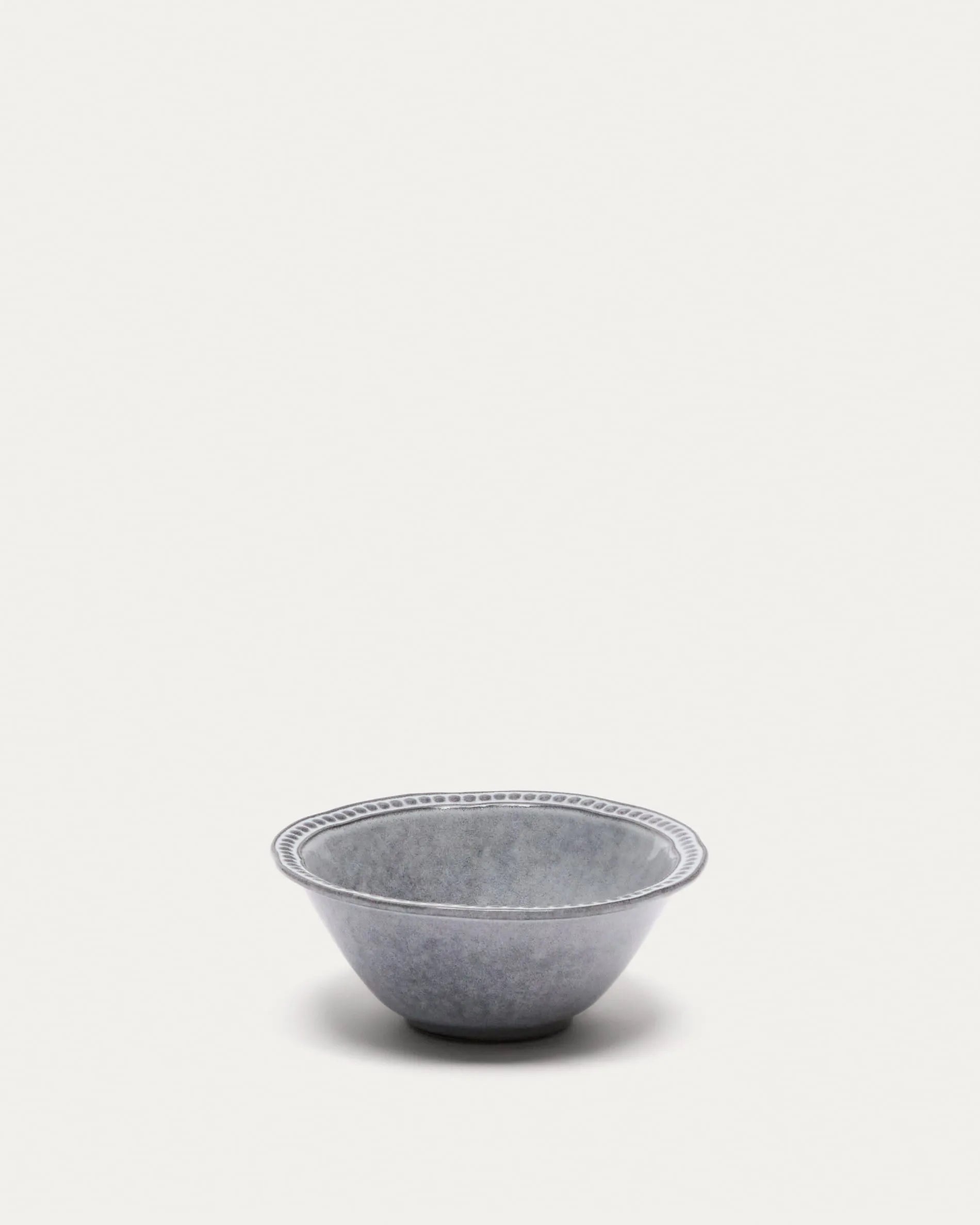 Die Dovec Keramikschale in Blau von Kave Home vereint Eleganz und Funktionalität mit himmlischen Blautönen und langlebiger Keramik.