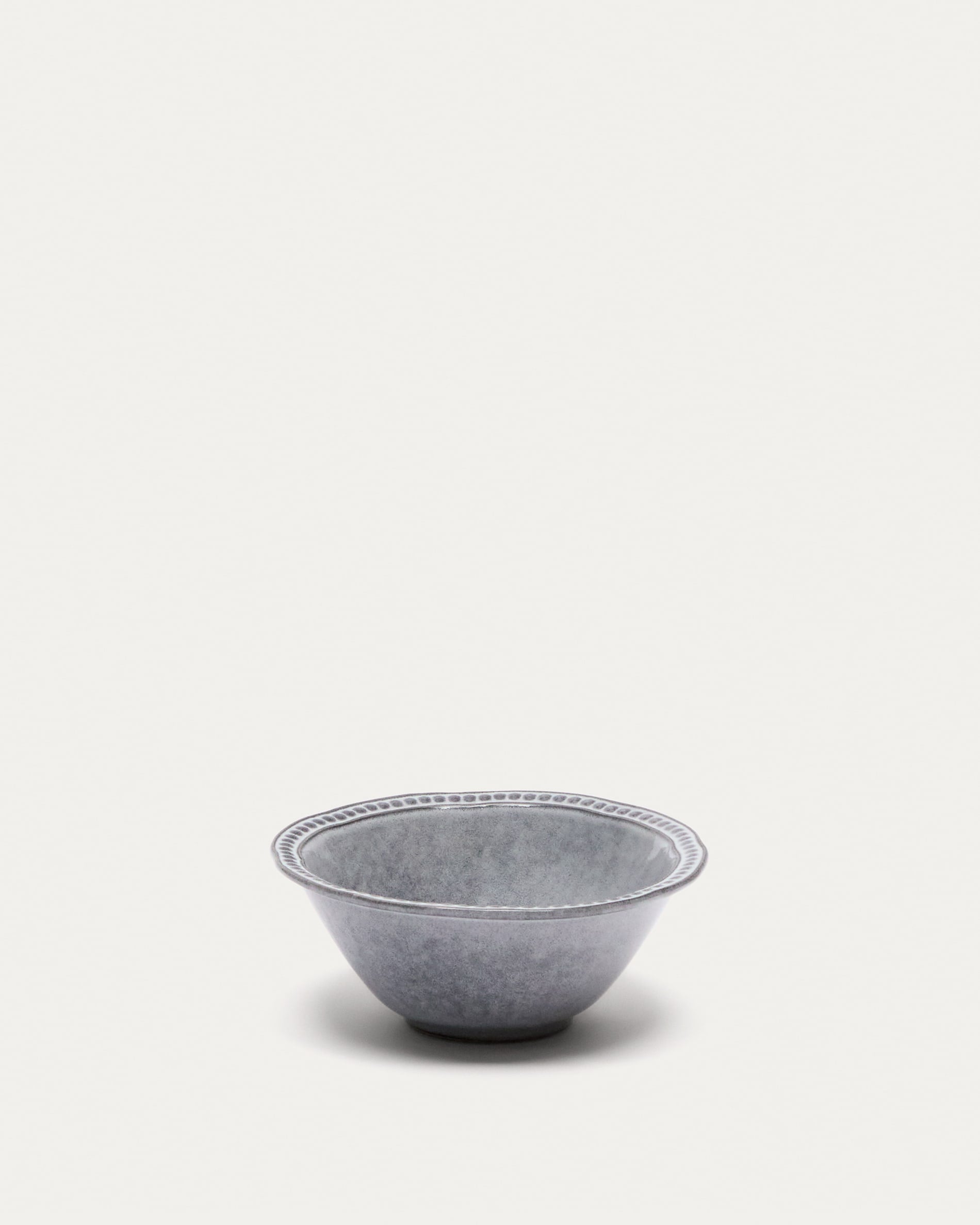 Die Dovec Keramikschale in Blau von Kave Home vereint Eleganz und Funktionalität mit himmlischen Blautönen und langlebiger Keramik.