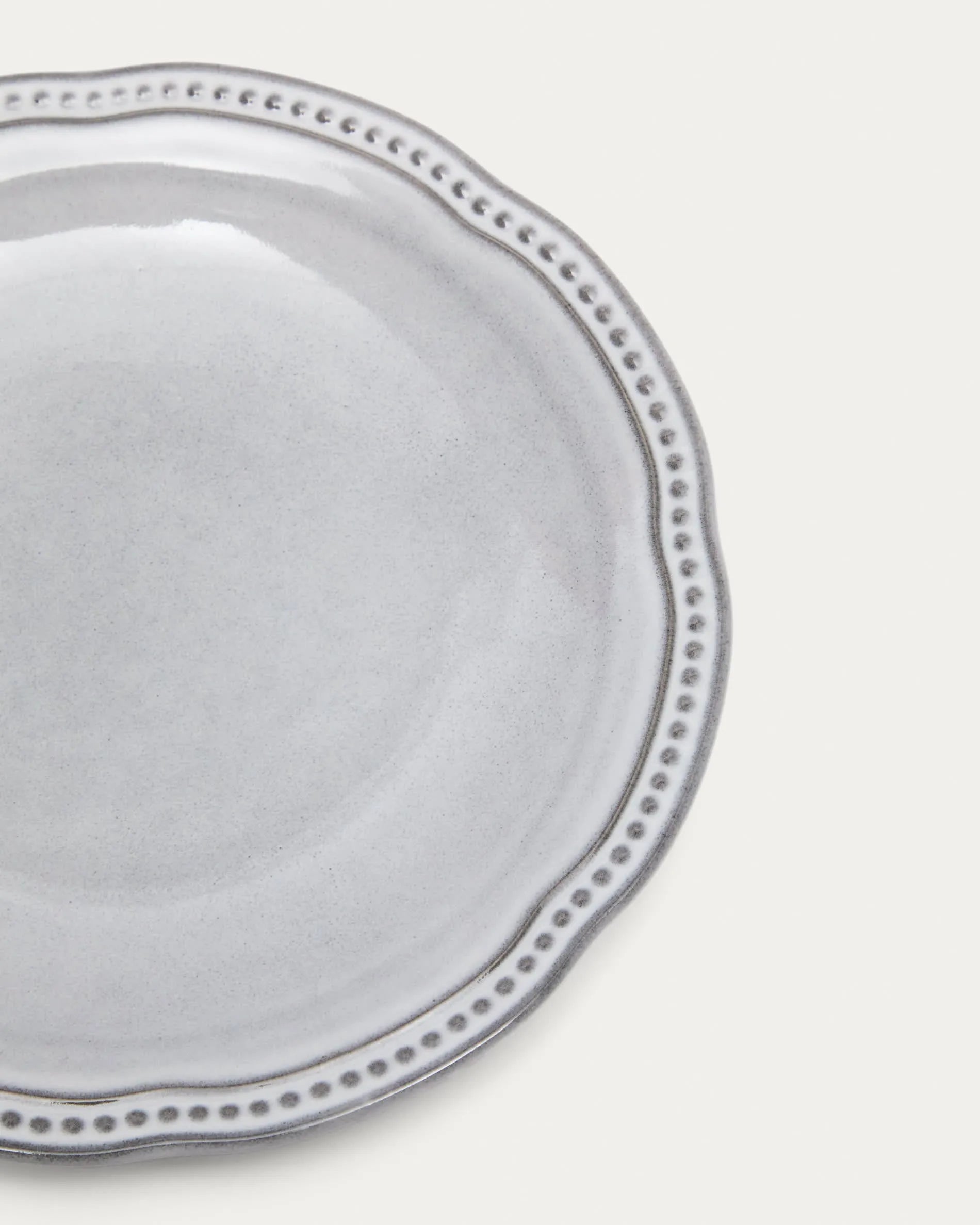 Eleganter blauer Keramikteller von Kave Home, ideal für Desserts. Robust, stilvoll und pflegeleicht. Perfekt für jeden Anlass.