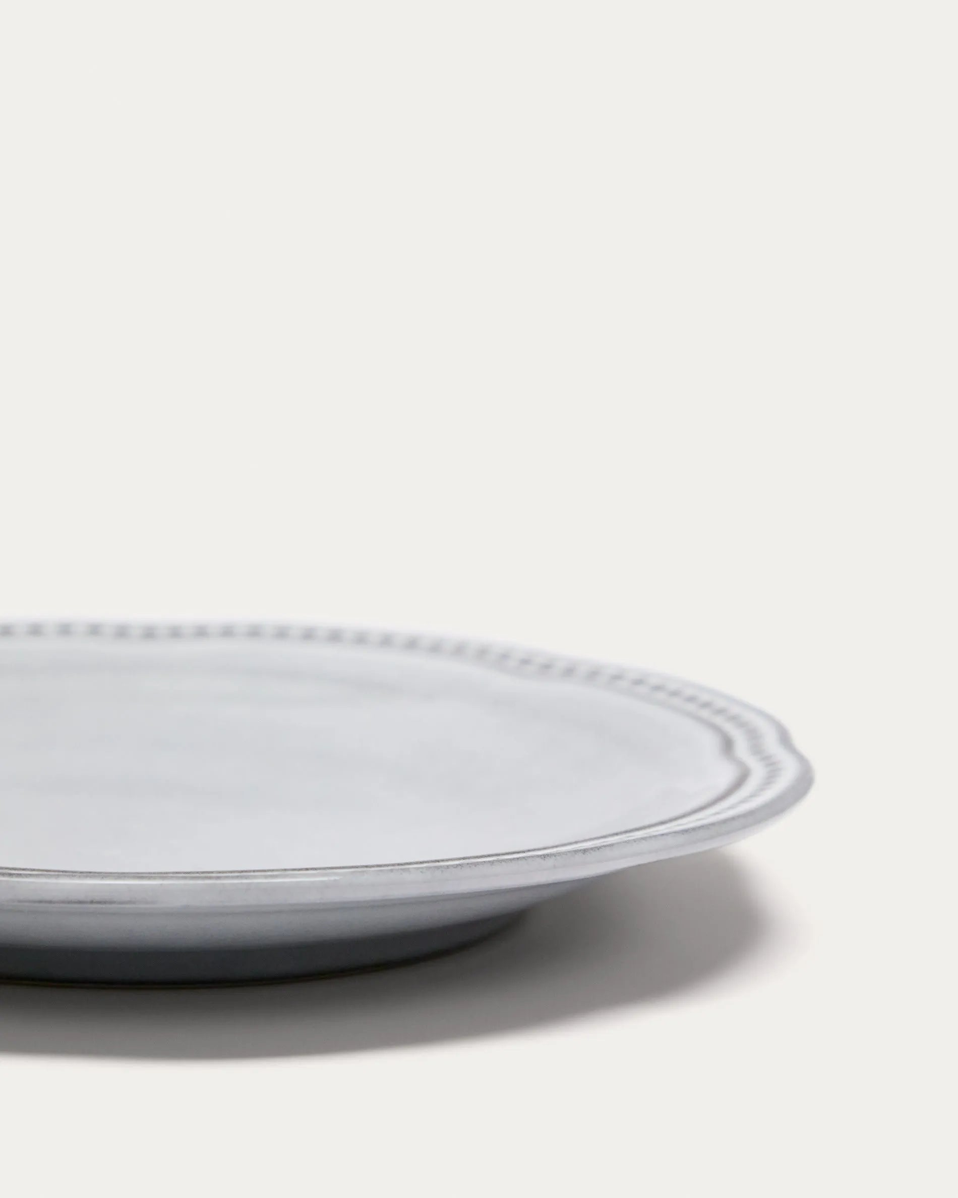 Eleganter blauer Keramikteller von Kave Home, ideal für Desserts. Robust, stilvoll und pflegeleicht. Perfekt für jeden Anlass.