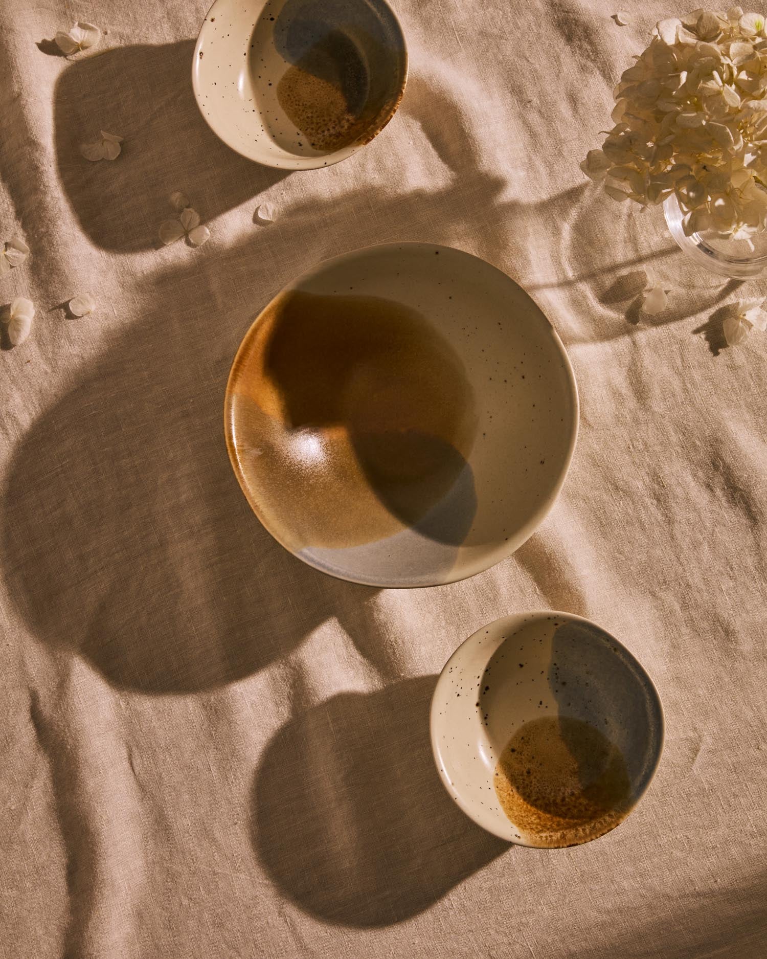 Die Miglo Keramikschale von Kave Home überzeugt mit ihrem grosszügigen Design und einer eleganten, mehrfarbigen Optik.