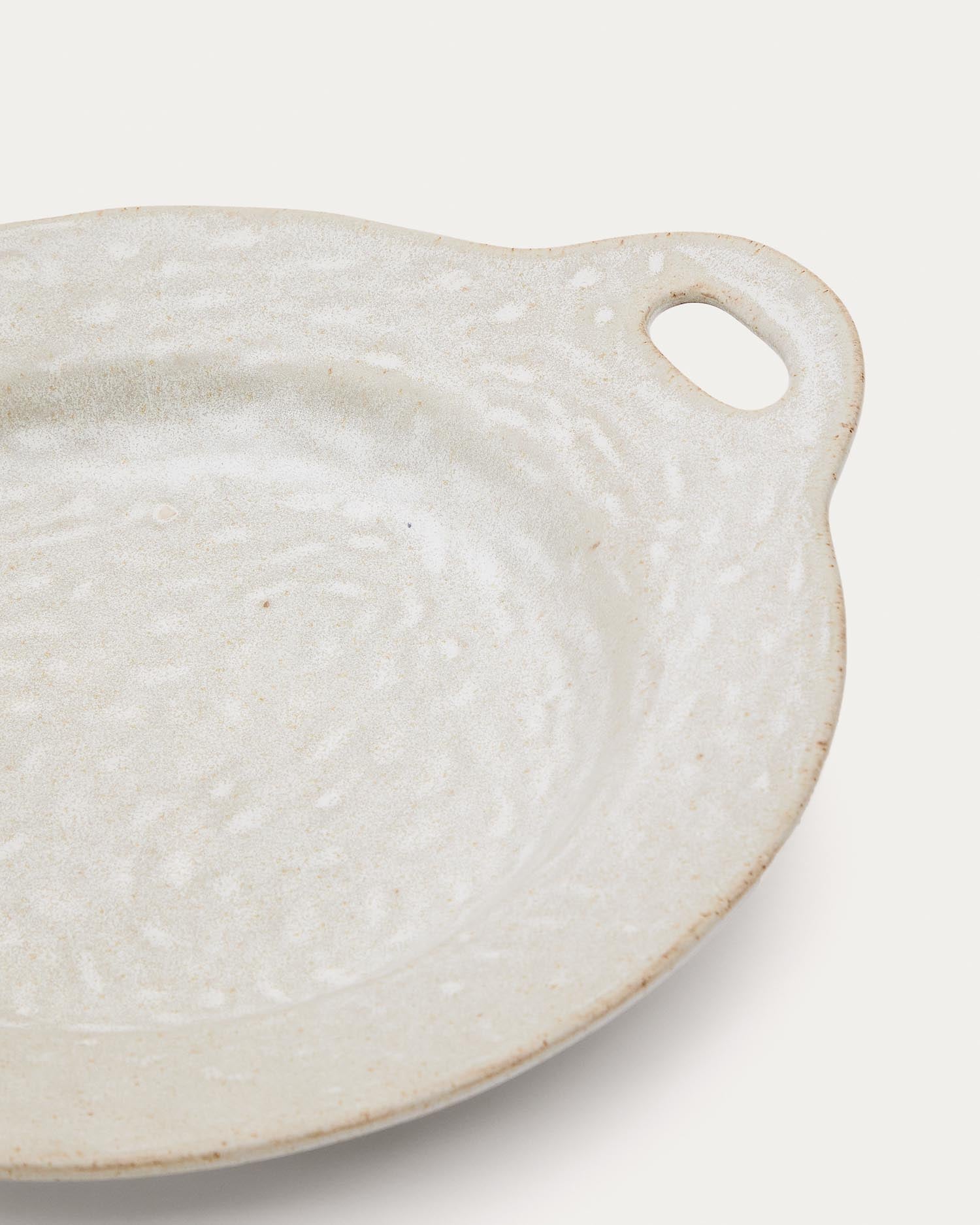 Flacher Teller Zunel aus Keramik in Beige in Braun präsentiert im Onlineshop von KAQTU Design AG. Teller ist von Kave Home