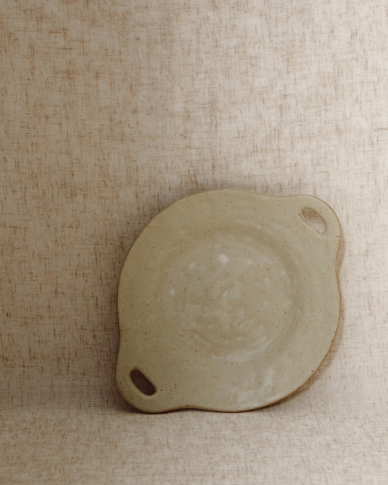 Flacher Teller Zunel aus Keramik in Beige in Braun präsentiert im Onlineshop von KAQTU Design AG. Teller ist von Kave Home