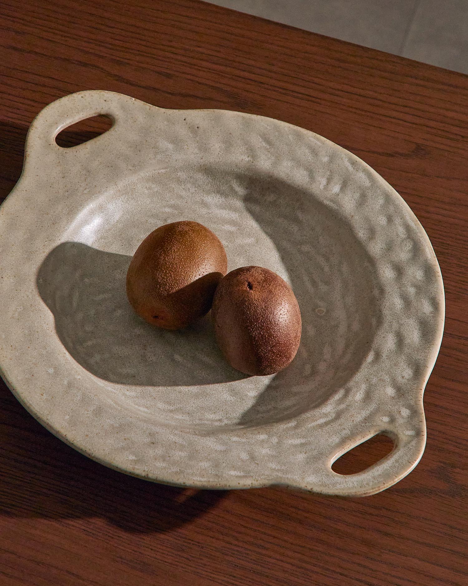 Flacher Teller Zunel aus Keramik in Beige in Braun präsentiert im Onlineshop von KAQTU Design AG. Teller ist von Kave Home
