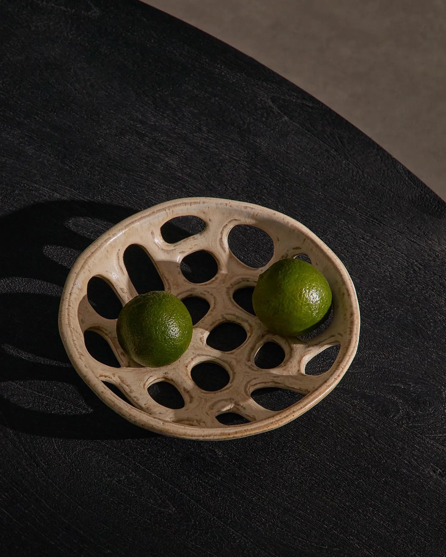 Kleine Obstschale Zunel aus Keramik in Beige in Beige präsentiert im Onlineshop von KAQTU Design AG. Schale ist von Kave Home