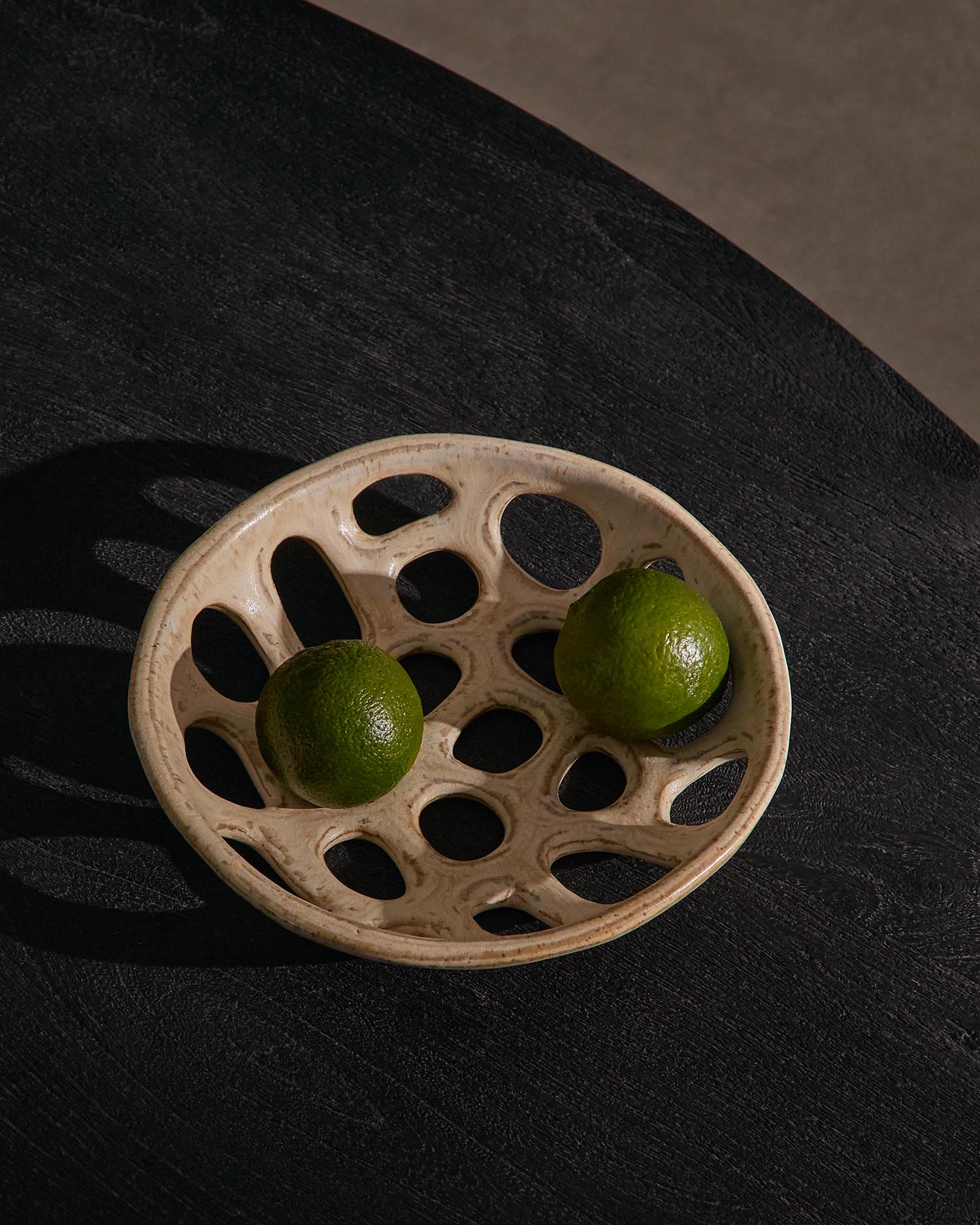 Kleine Obstschale Zunel aus Keramik in Beige in Beige präsentiert im Onlineshop von KAQTU Design AG. Schale ist von Kave Home