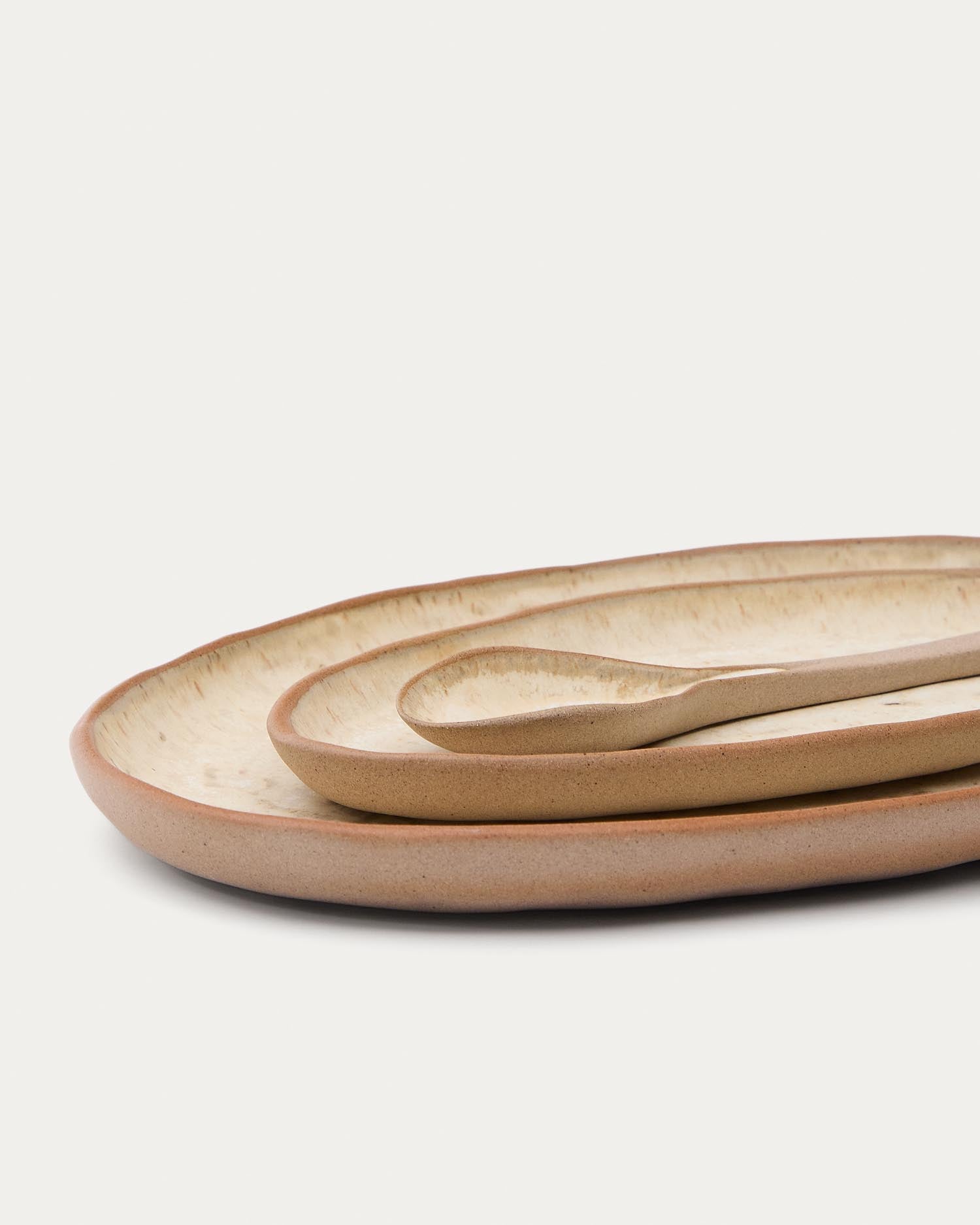 Set Zunel aus 2 Tellern und 1 Löffel aus Keramik in Beige in Beige präsentiert im Onlineshop von KAQTU Design AG. Geschirr ist von Kave Home