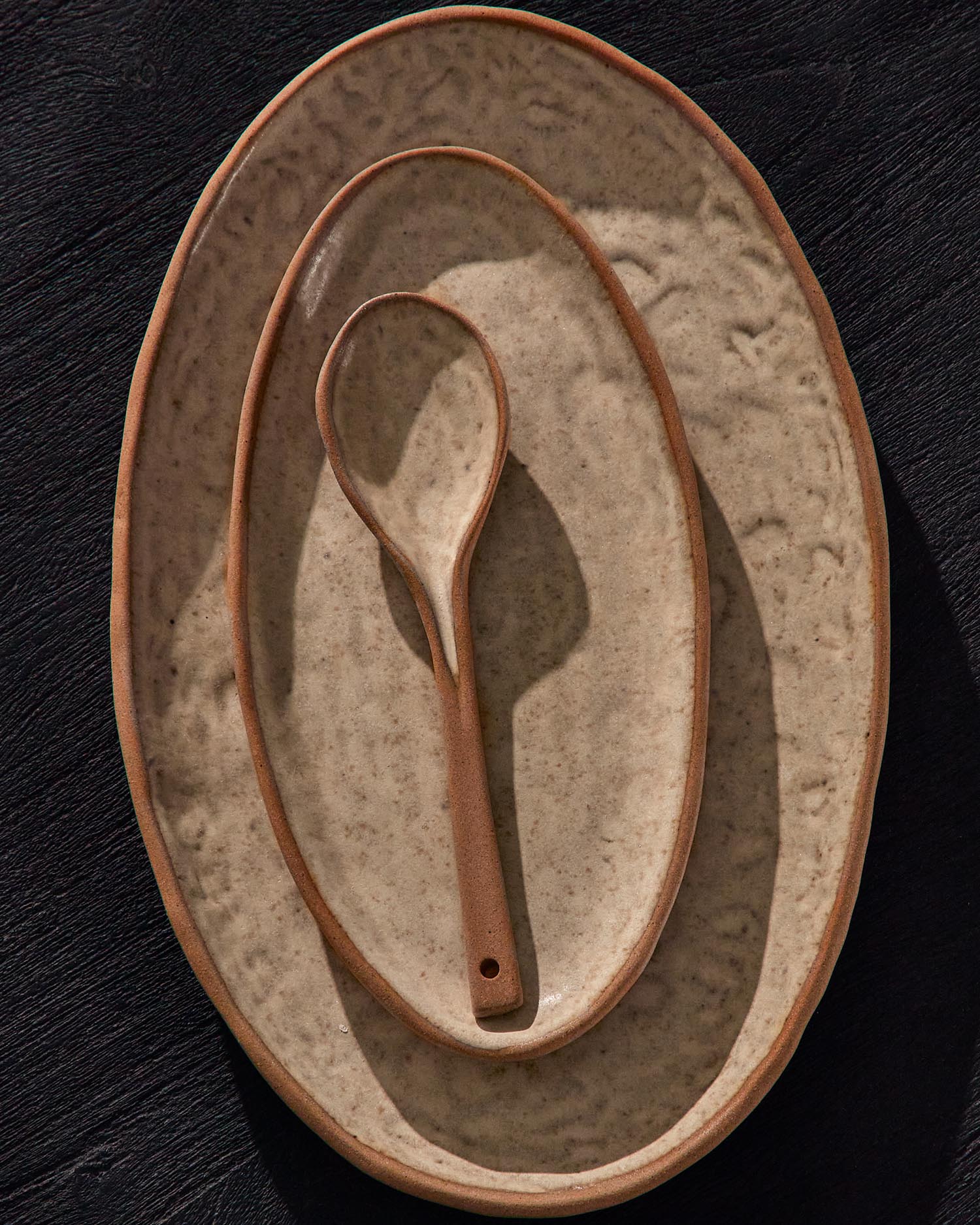 Set Zunel aus 2 Tellern und 1 Löffel aus Keramik in Beige in Beige präsentiert im Onlineshop von KAQTU Design AG. Geschirr ist von Kave Home