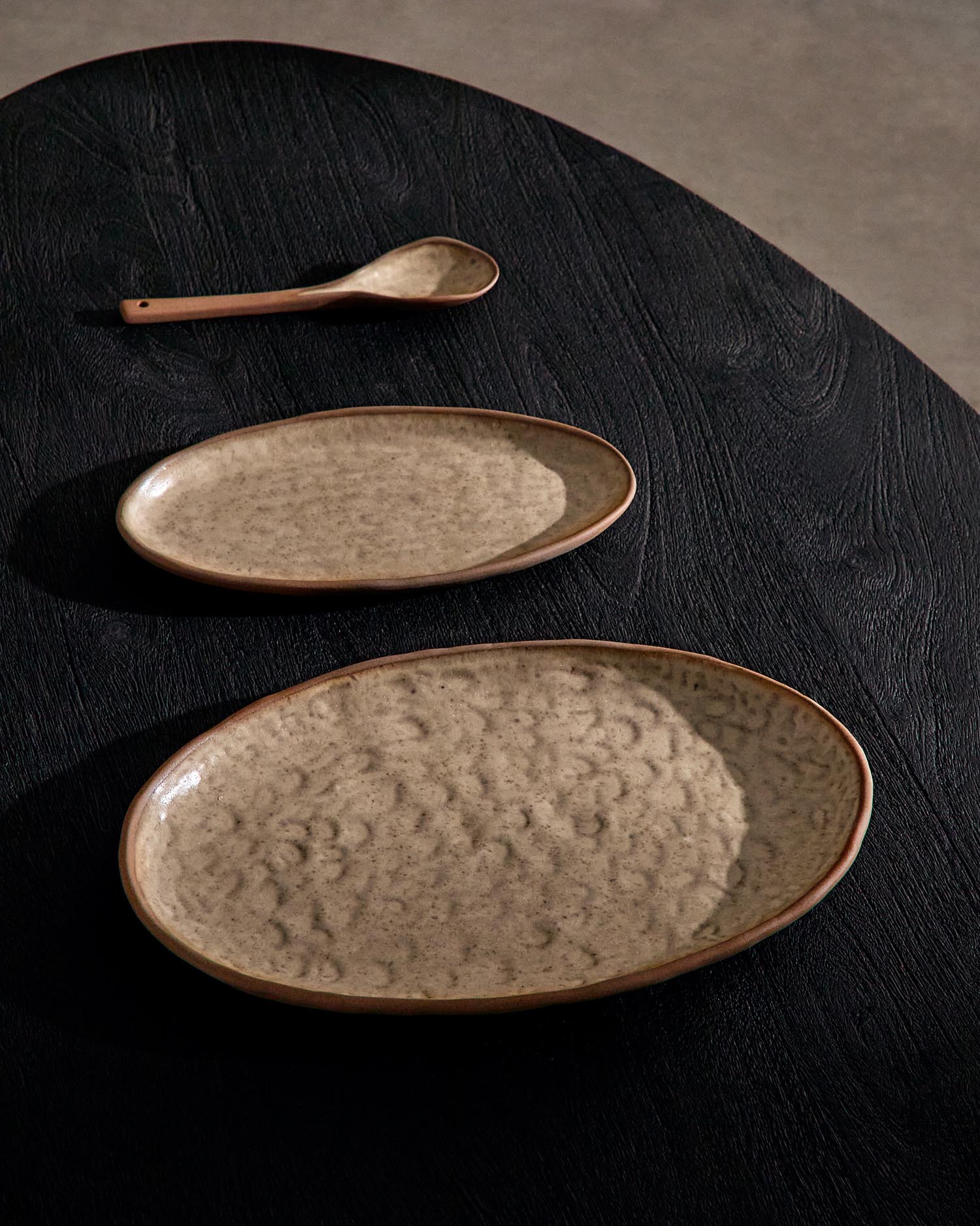 Set Zunel aus 2 Tellern und 1 Löffel aus Keramik in Beige in Beige präsentiert im Onlineshop von KAQTU Design AG. Geschirr ist von Kave Home