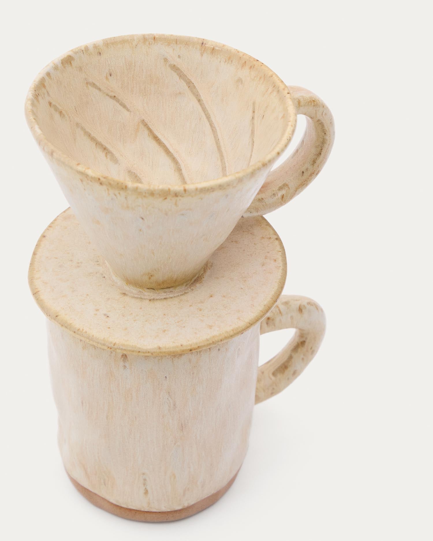 Set Zunel aus einer Tasse mit Kaffeefilter aus Keramik in Beige in Beige präsentiert im Onlineshop von KAQTU Design AG. Tasse ist von Kave Home