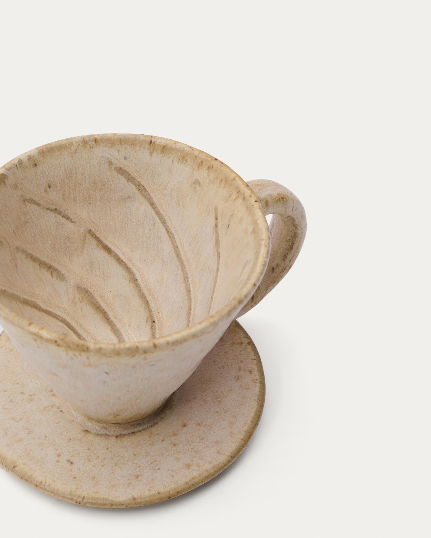 Set Zunel aus einer Tasse mit Kaffeefilter aus Keramik in Beige in Beige präsentiert im Onlineshop von KAQTU Design AG. Tasse ist von Kave Home