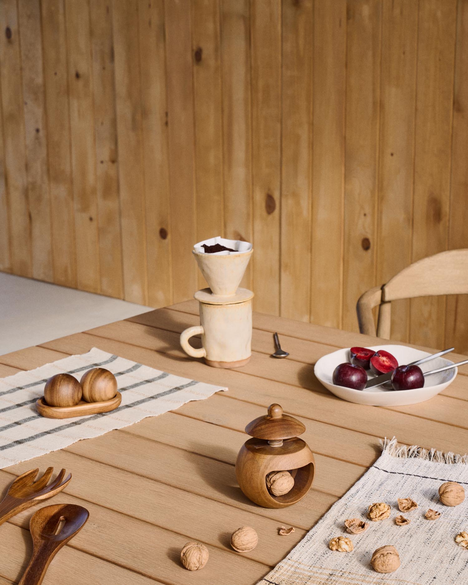Set Zunel aus einer Tasse mit Kaffeefilter aus Keramik in Beige in Beige präsentiert im Onlineshop von KAQTU Design AG. Tasse ist von Kave Home