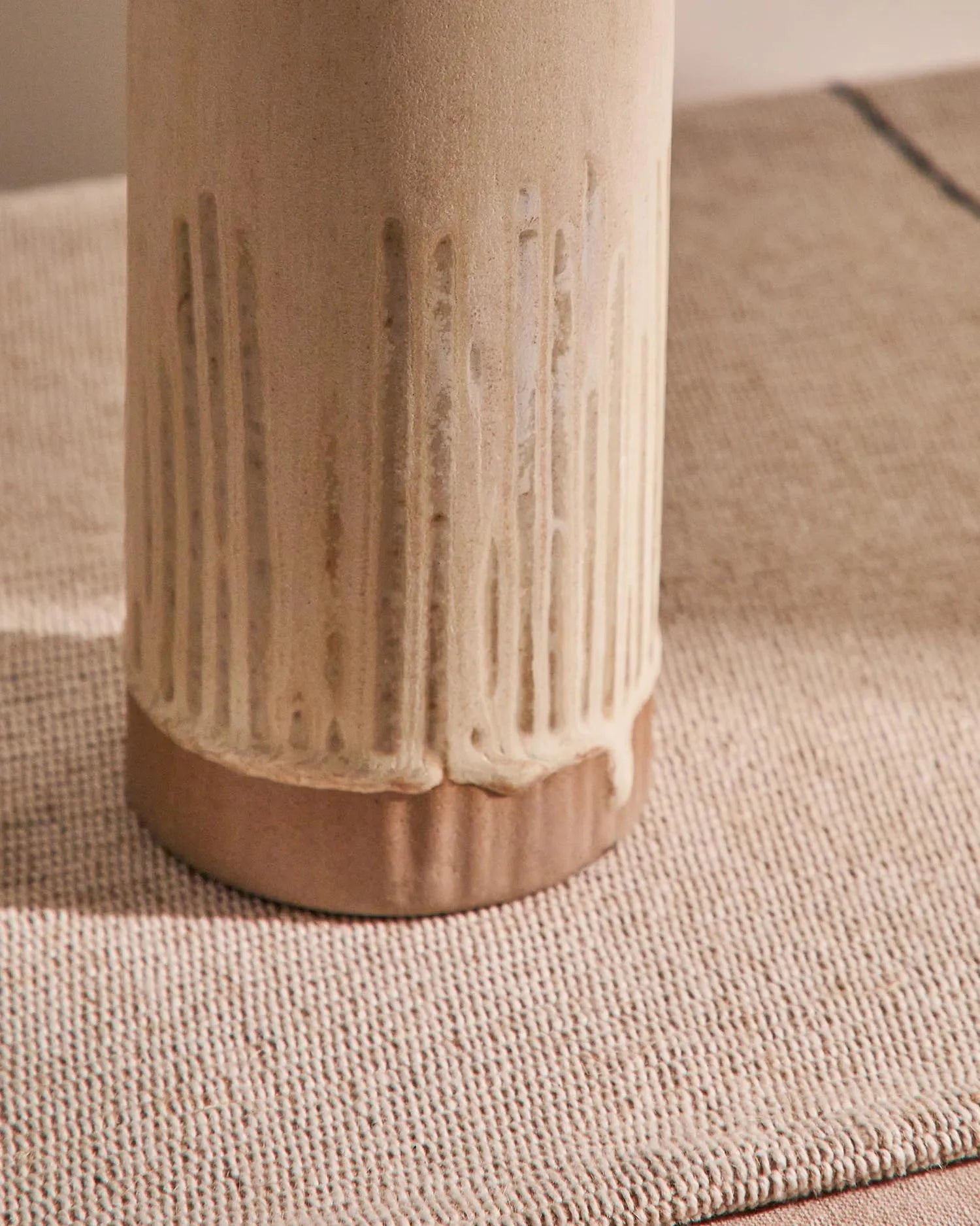 Ölflasche Zunel aus Keramik in Beige in Beige präsentiert im Onlineshop von KAQTU Design AG. Öl & Essig ist von Kave Home