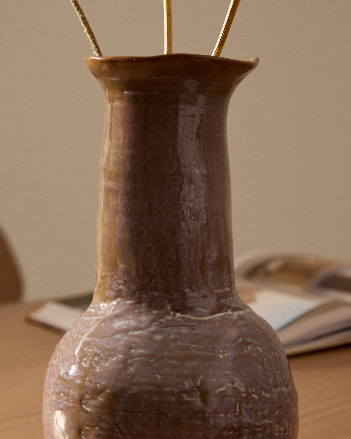 Mehrfarbige Keramikvase Olaris mit runder Basis, langem Hals und glasierten senkrechten Streifen, Höhe 26,5 cm, Material 100% Keramik.