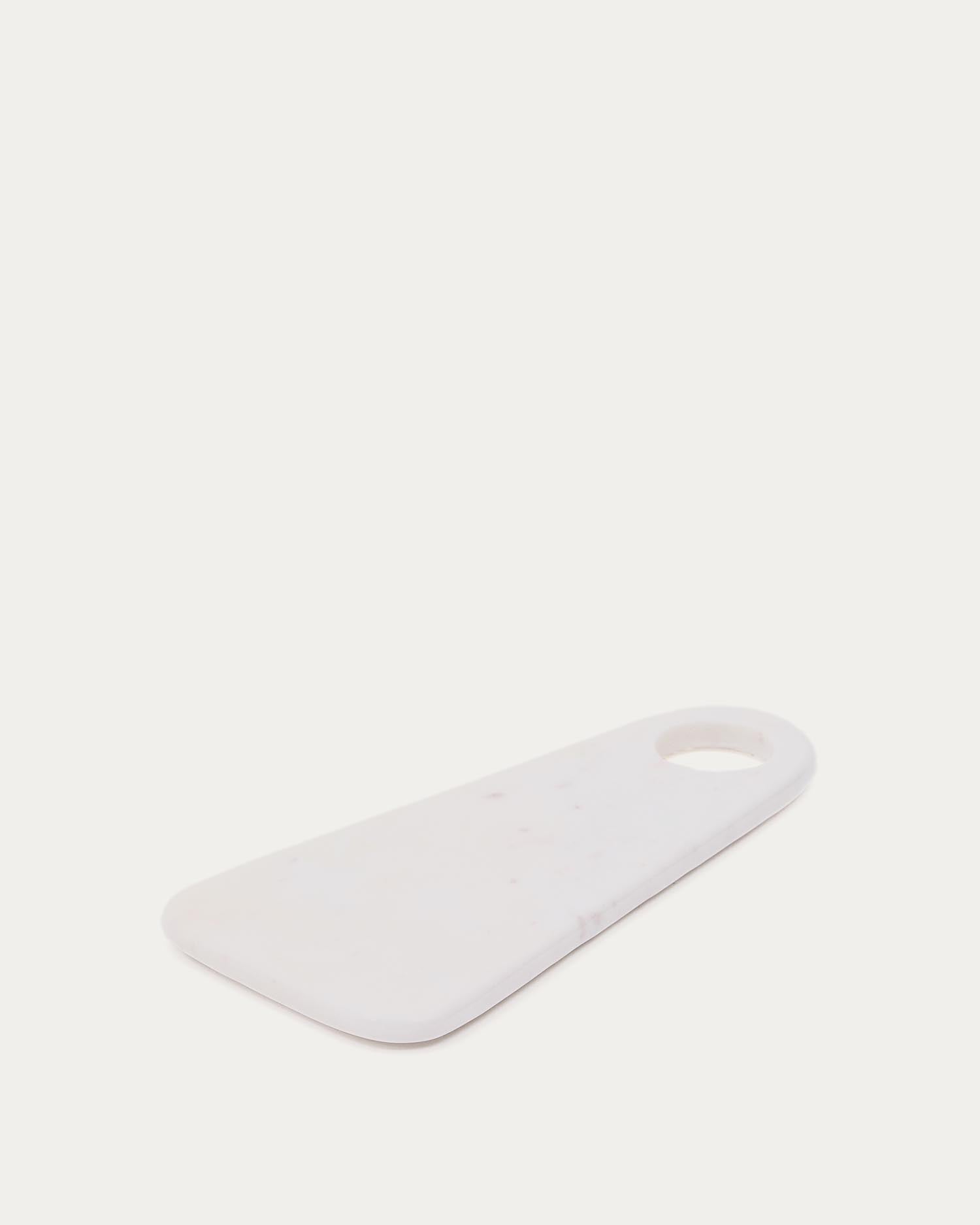 Servierbrett Zera aus weißem Marmor in Weiss präsentiert im Onlineshop von KAQTU Design AG. Schneidbrett ist von Kave Home