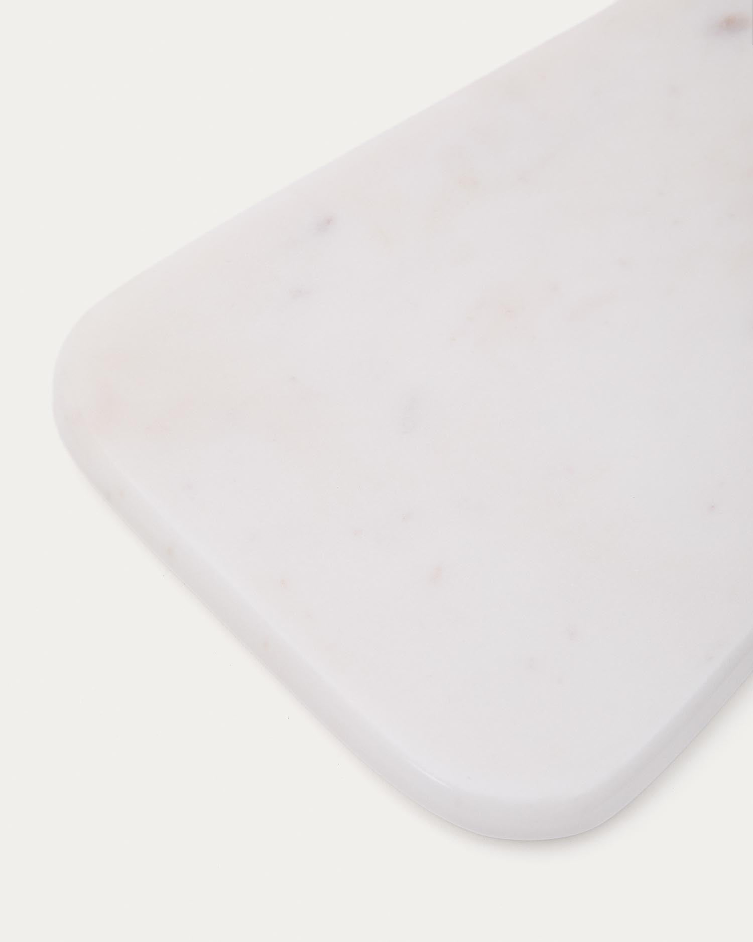 Servierbrett Zera aus weißem Marmor in Weiss präsentiert im Onlineshop von KAQTU Design AG. Schneidbrett ist von Kave Home