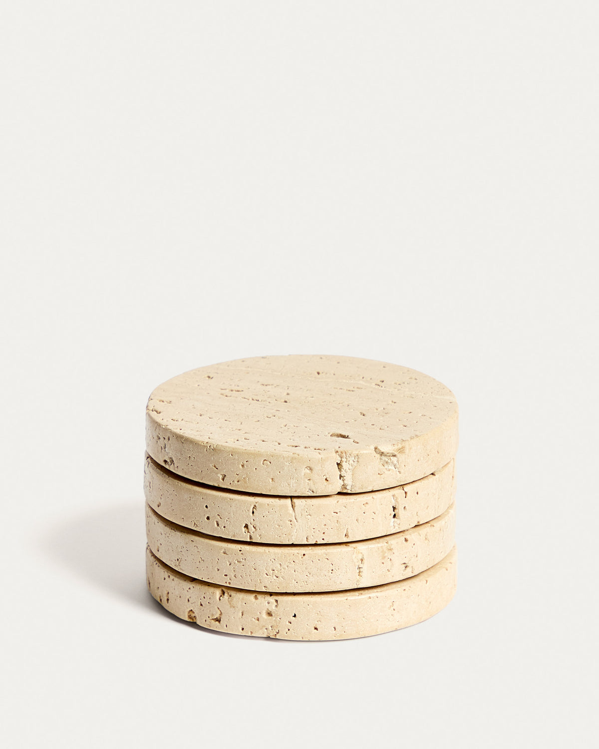 Set Zera aus 4 Untersetzern aus beigem Travertin in Hellbraun präsentiert im Onlineshop von KAQTU Design AG. Glasuntersetzer ist von Kave Home