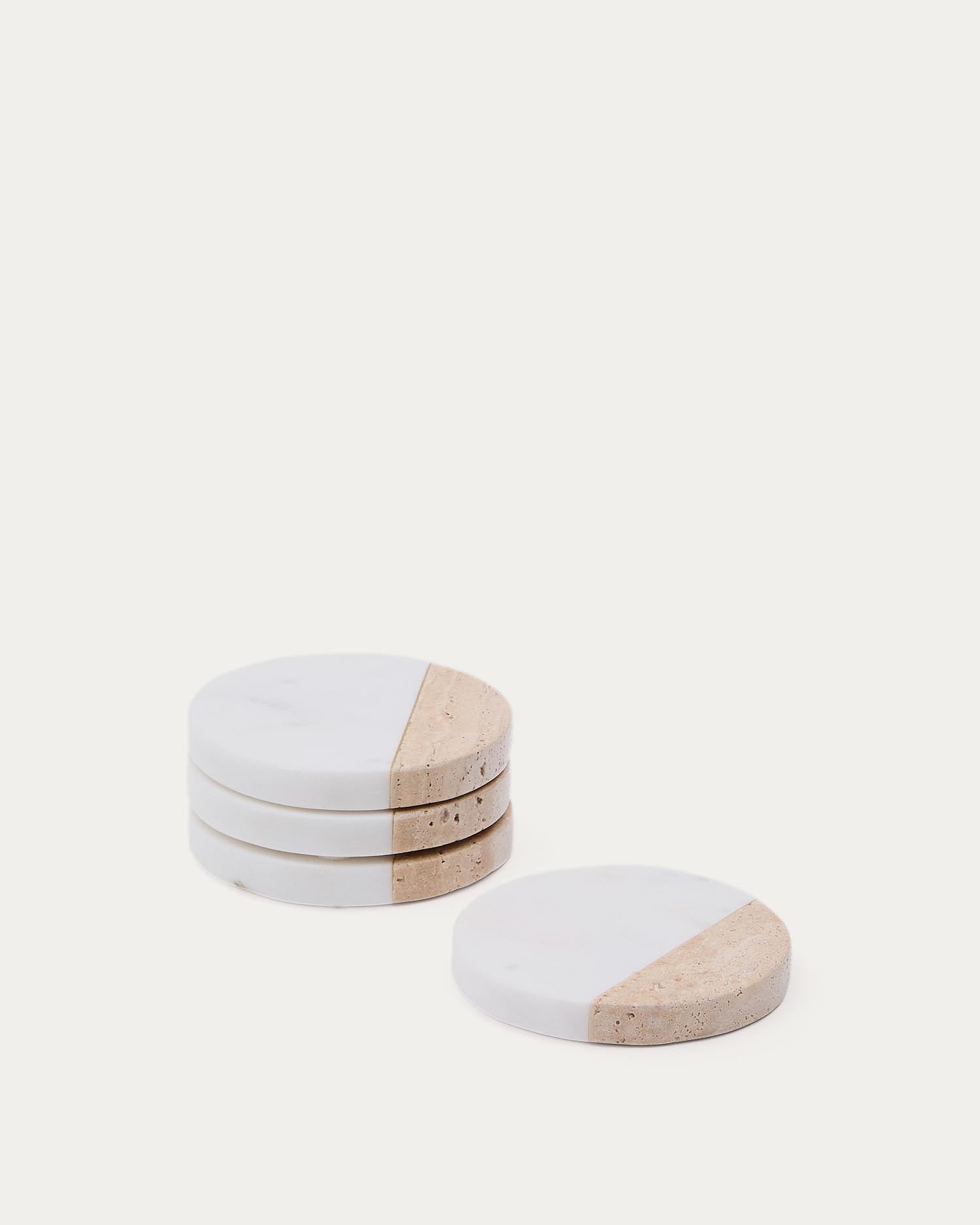 Set Nivol aus 4 Untersetzern aus weissem und schwarzem Marmor und Travertin in Weiss, Hellbraun präsentiert im Onlineshop von KAQTU Design AG. Glasuntersetzer ist von Kave Home