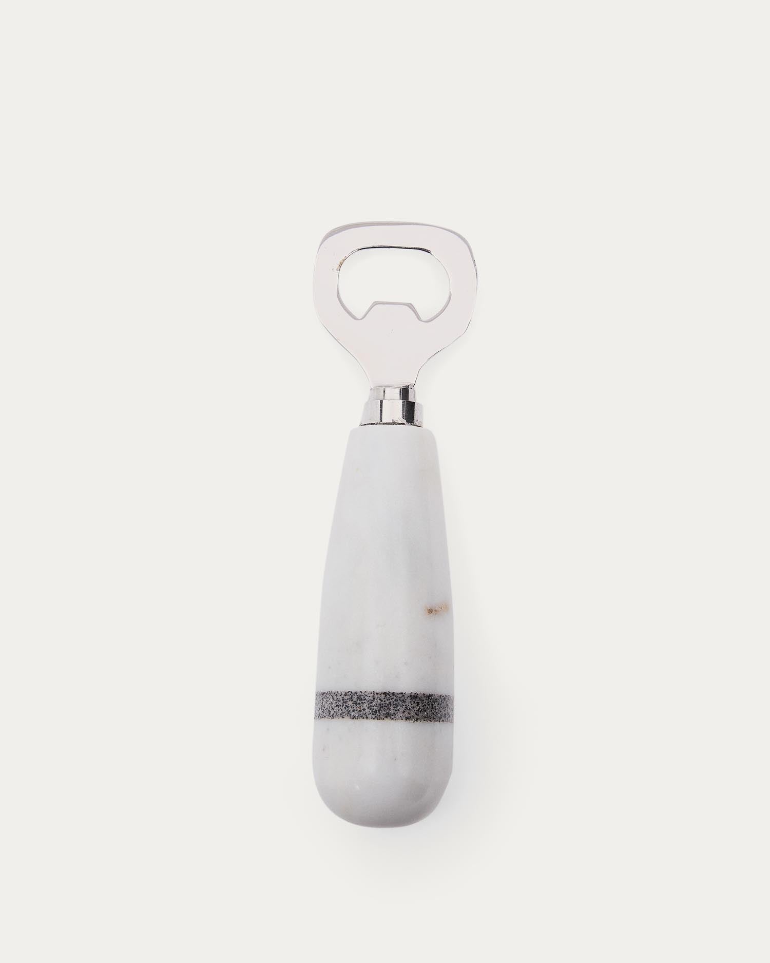 Öffner Nira aus schwarzem und weißem Marmor in  präsentiert im Onlineshop von KAQTU Design AG. Flaschenöffner ist von Kave Home