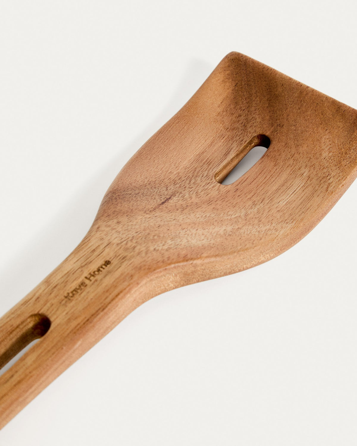 Küchenaccessoire Blera aus lackiertem Akazienholz in Naturton, längliche Form mit Loch zum Aufhängen, sichtbare natürliche Holzmaserung.