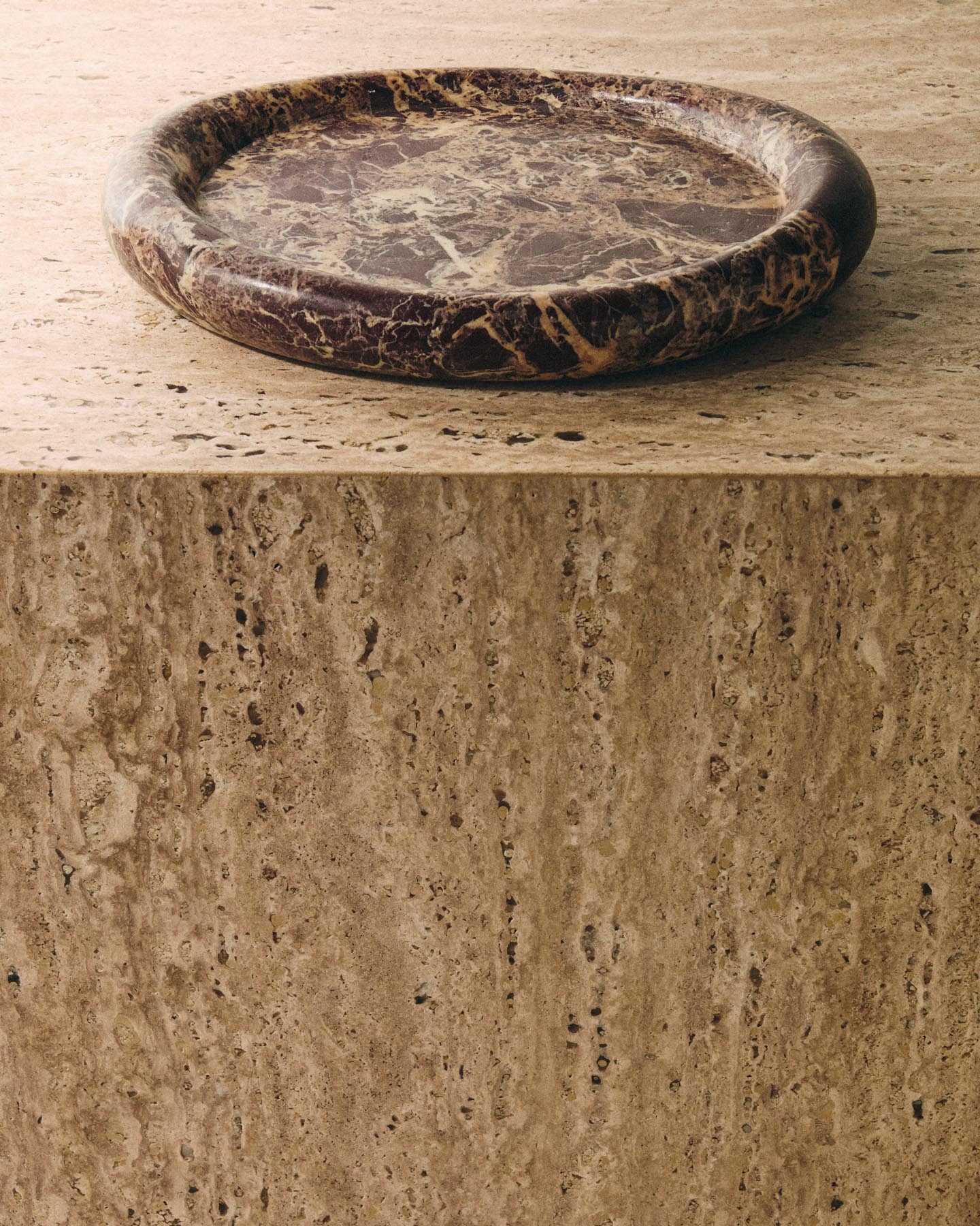 Tablett Lenorel aus weinrotem Marmor 30 x 23 cm in  präsentiert im Onlineshop von KAQTU Design AG. Tablett ist von Kave Home