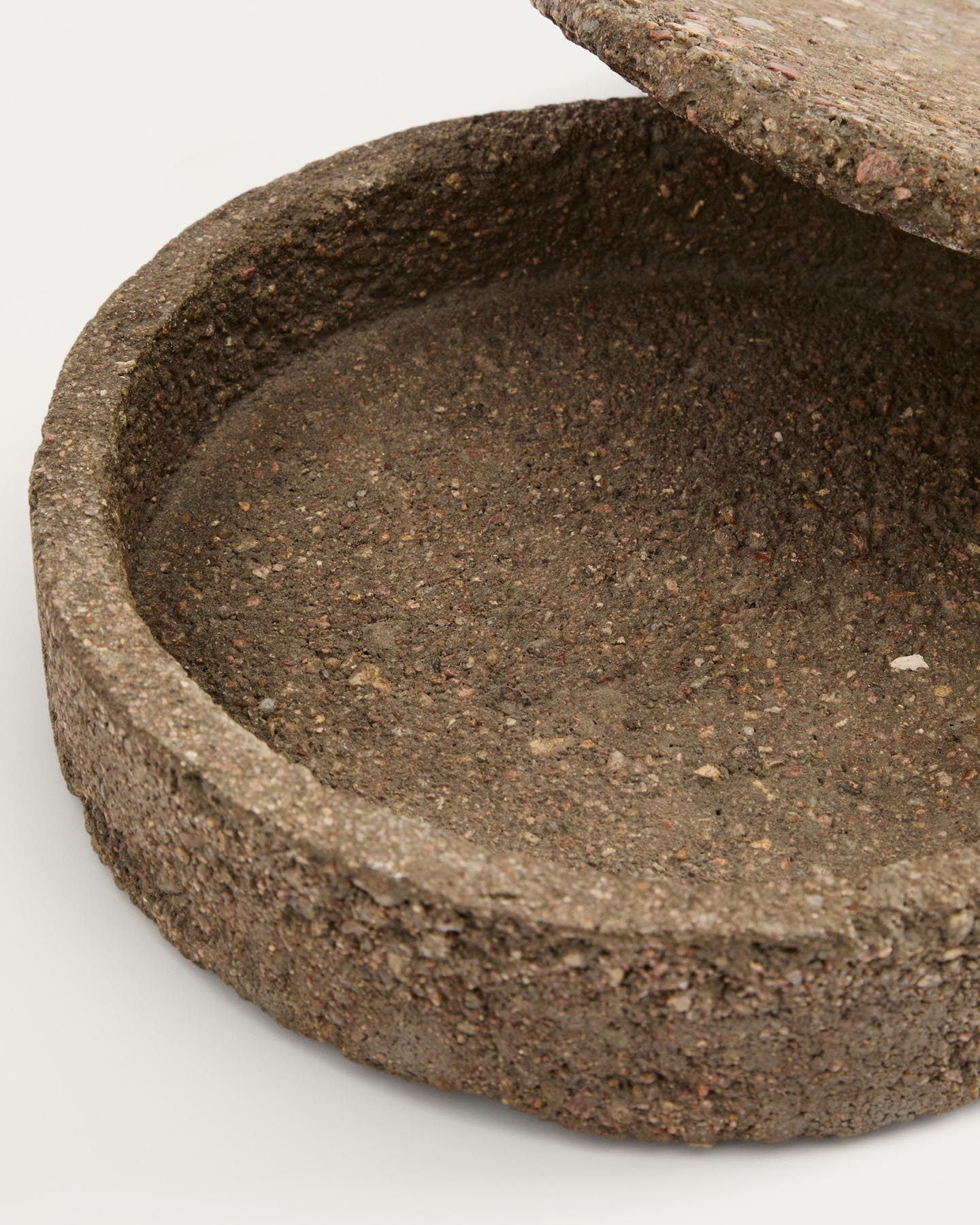 Dekorative Box Mirani aus Stein Ø 23 cm in Steinfarben präsentiert im Onlineshop von KAQTU Design AG. Aufbewahrungsbox ist von Kave Home