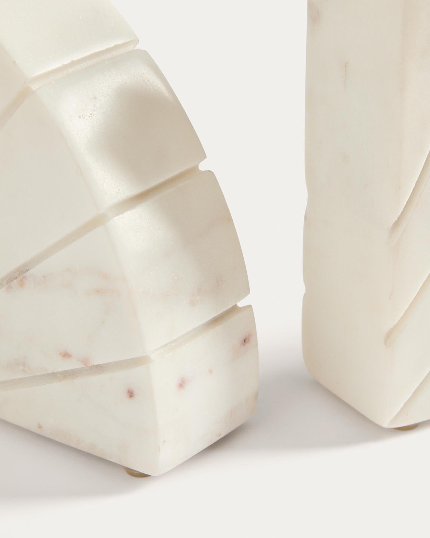 Buchstütze Serela aus weißem Marmor in Weiß präsentiert im Onlineshop von KAQTU Design AG. Büromaterial ist von Kave Home