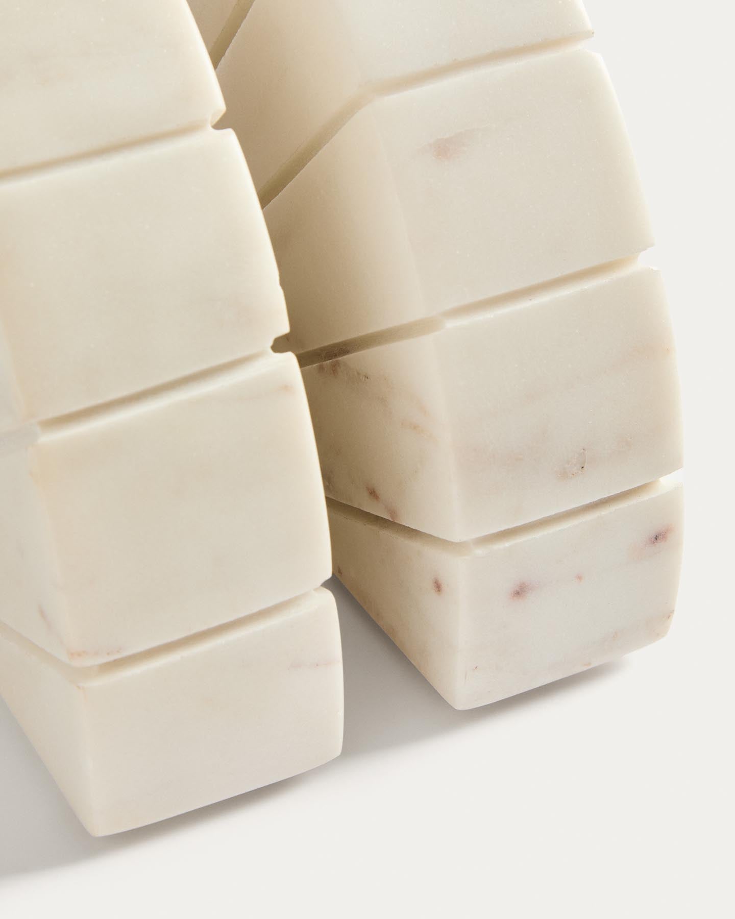 Buchstütze Serela aus weißem Marmor in Weiß präsentiert im Onlineshop von KAQTU Design AG. Büromaterial ist von Kave Home