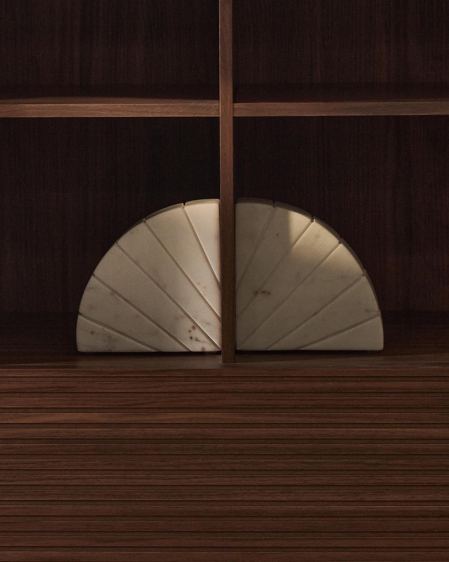 Buchstütze Serela aus weißem Marmor in Weiß präsentiert im Onlineshop von KAQTU Design AG. Büromaterial ist von Kave Home