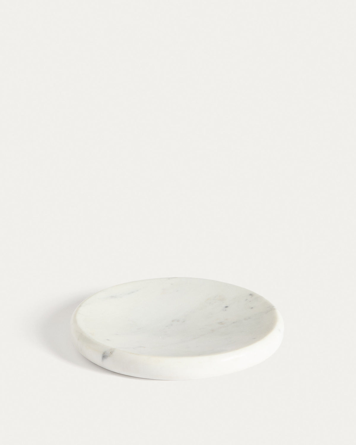 Tablett Obena aus weissem Marmor, Ø 25 cm in Weiss präsentiert im Onlineshop von KAQTU Design AG. Tablett ist von Kave Home