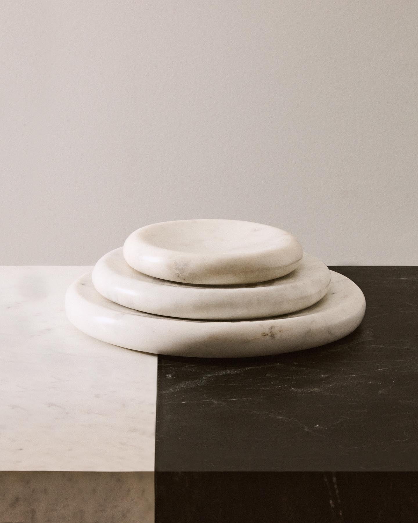 Tablett Obena aus weißem Marmor, Ø 25 cm in Weiß präsentiert im Onlineshop von KAQTU Design AG. Tablett ist von Kave Home