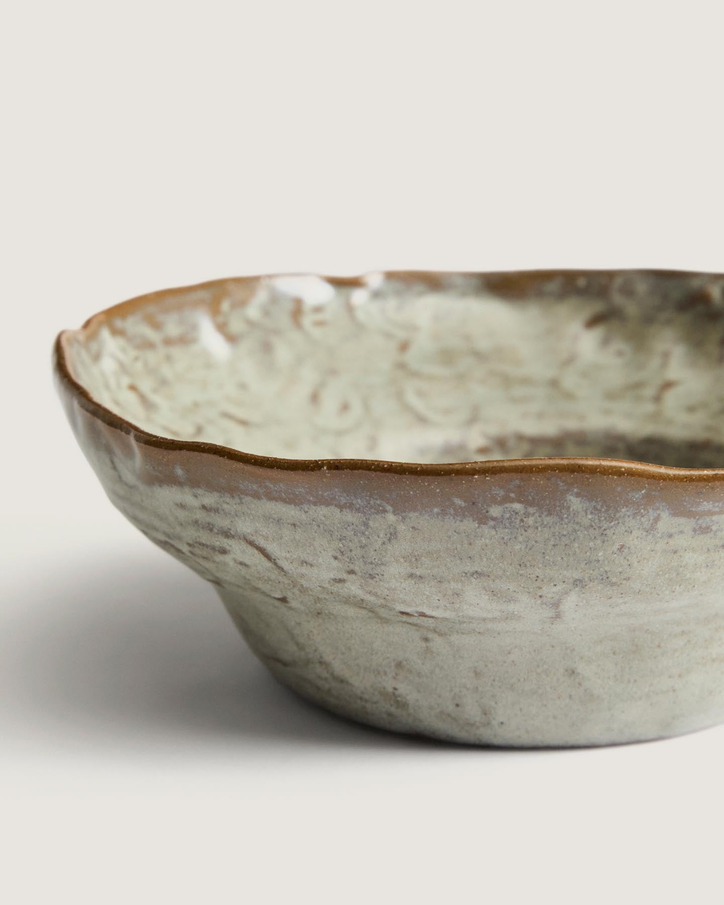 Tiefer Teller Alenia aus grauer Keramik in Grau präsentiert im Onlineshop von KAQTU Design AG. Teller ist von Kave Home