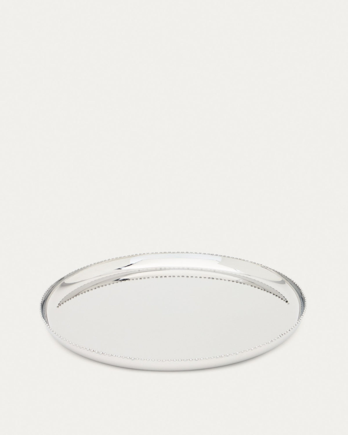 Rundes Tablett aus rostfreiem Edelstahl in Silber, Ø 36 cm, mit flachem Rand, Teil der Kollektion Nirela von Kave Home.