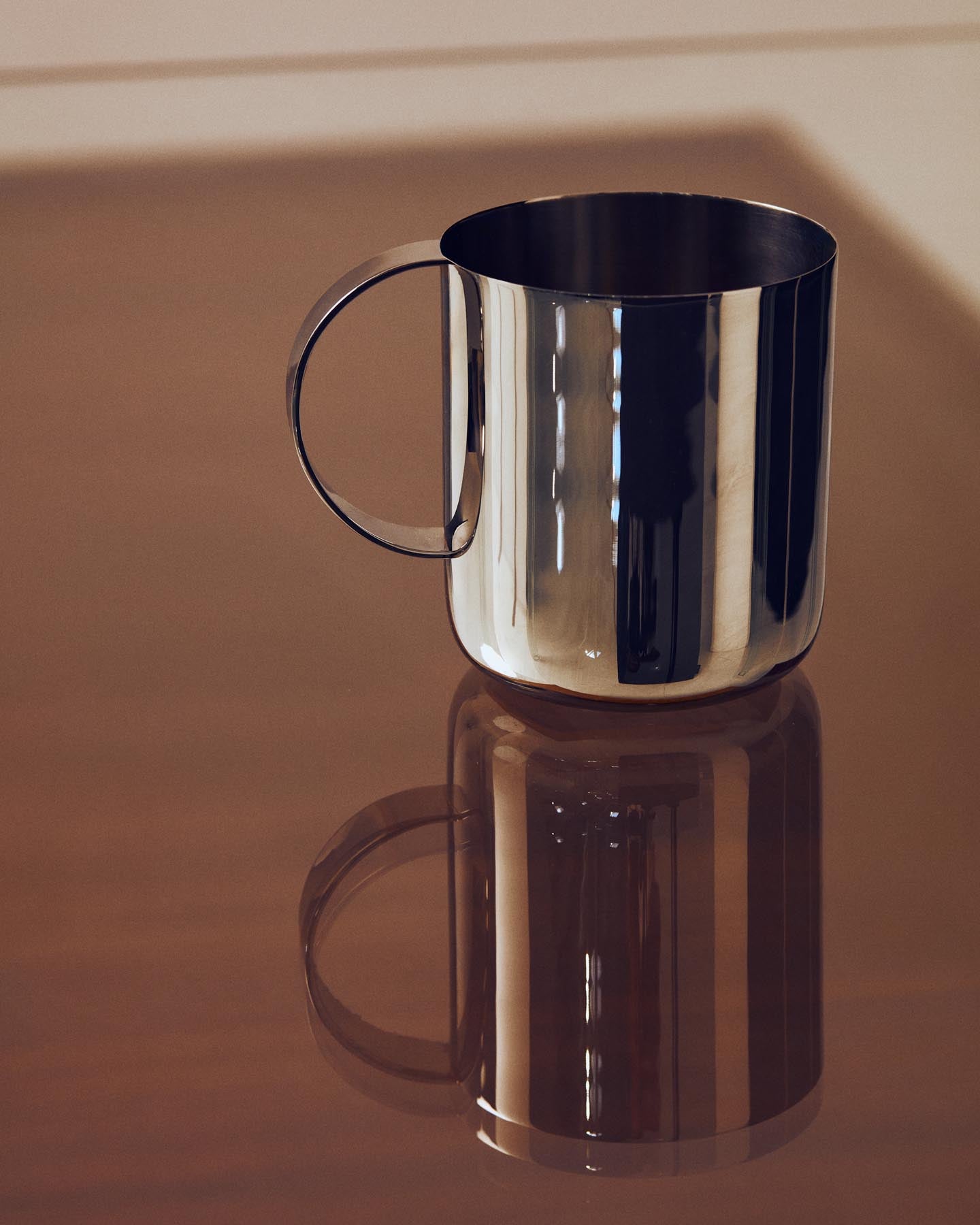 Tasse Nirela aus Edelstahl in Silber präsentiert im Onlineshop von KAQTU Design AG. Tasse ist von Kave Home