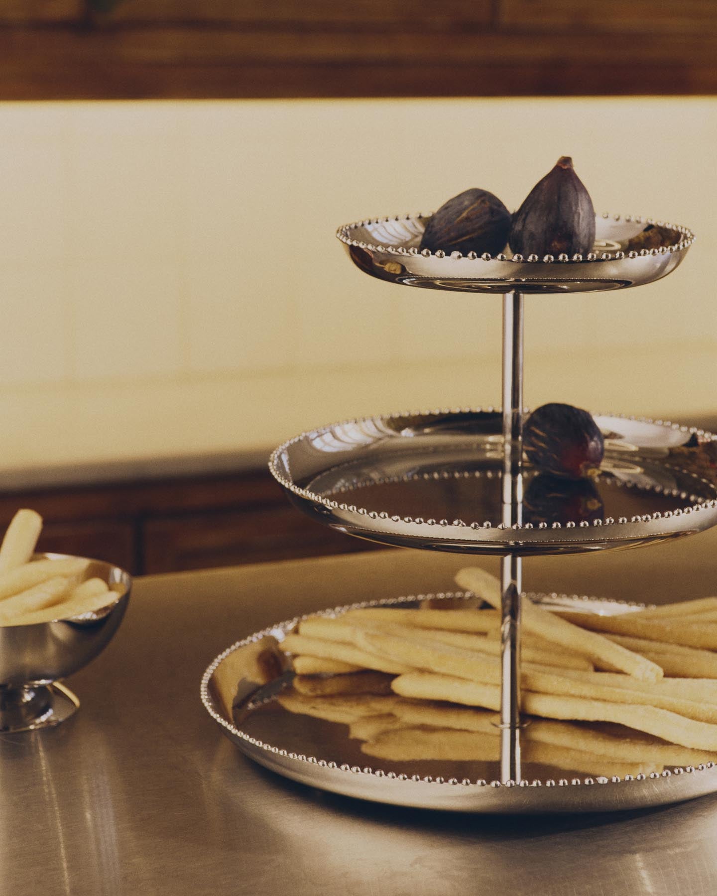 3-stöckige Etagere Nirela aus Edelstahl in Silber präsentiert im Onlineshop von KAQTU Design AG. Schale ist von Kave Home