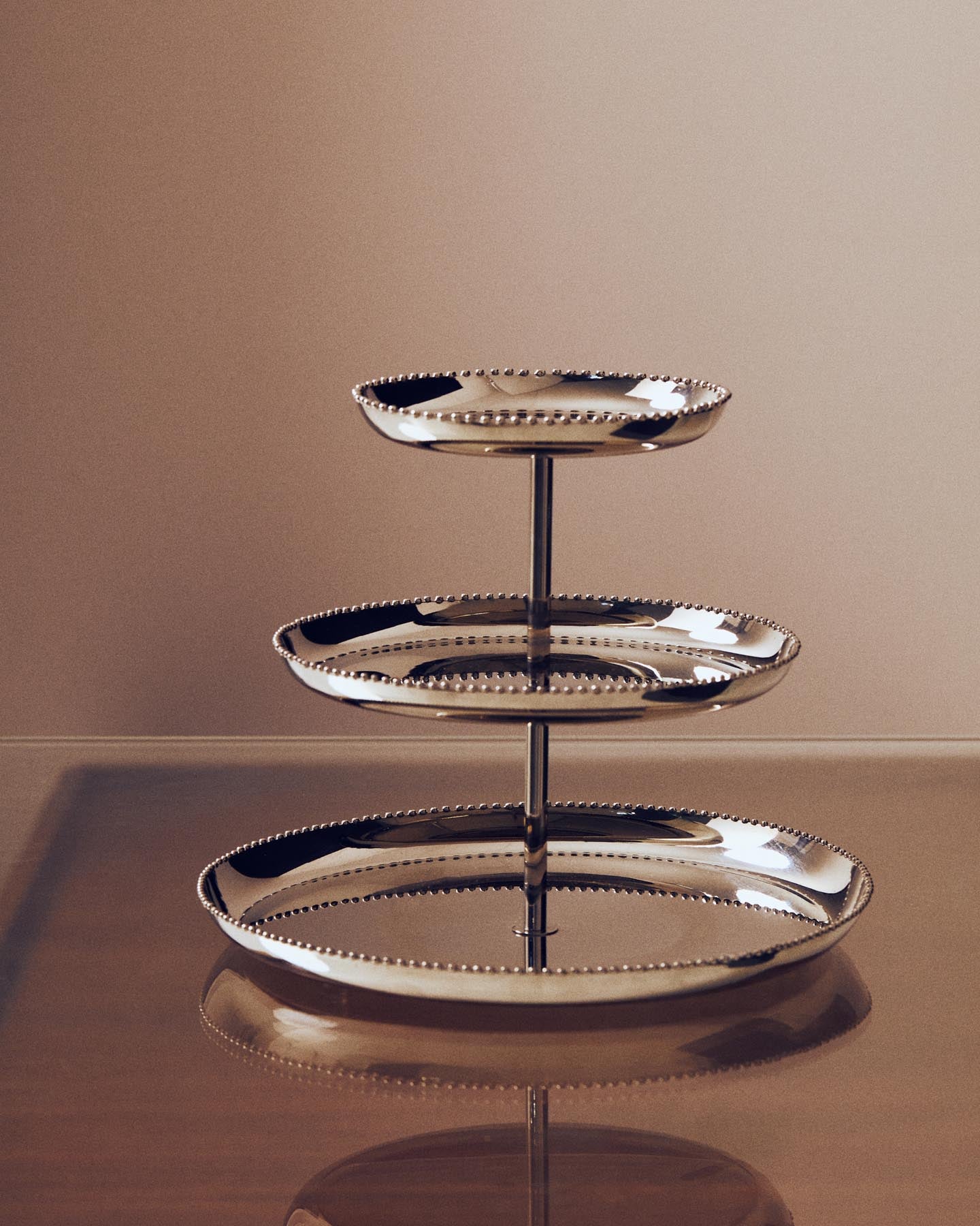 3-stöckige Etagere Nirela aus Edelstahl in Silber präsentiert im Onlineshop von KAQTU Design AG. Schale ist von Kave Home