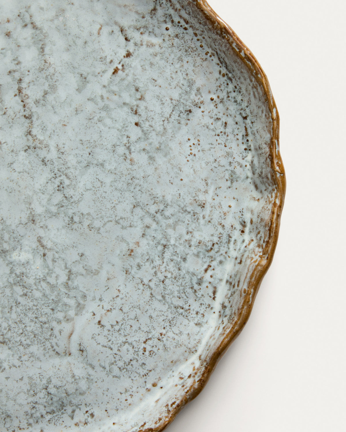 Flacher Teller Alenia aus brauner Keramik in Hellgrün, Braun präsentiert im Onlineshop von KAQTU Design AG. Teller ist von Kave Home